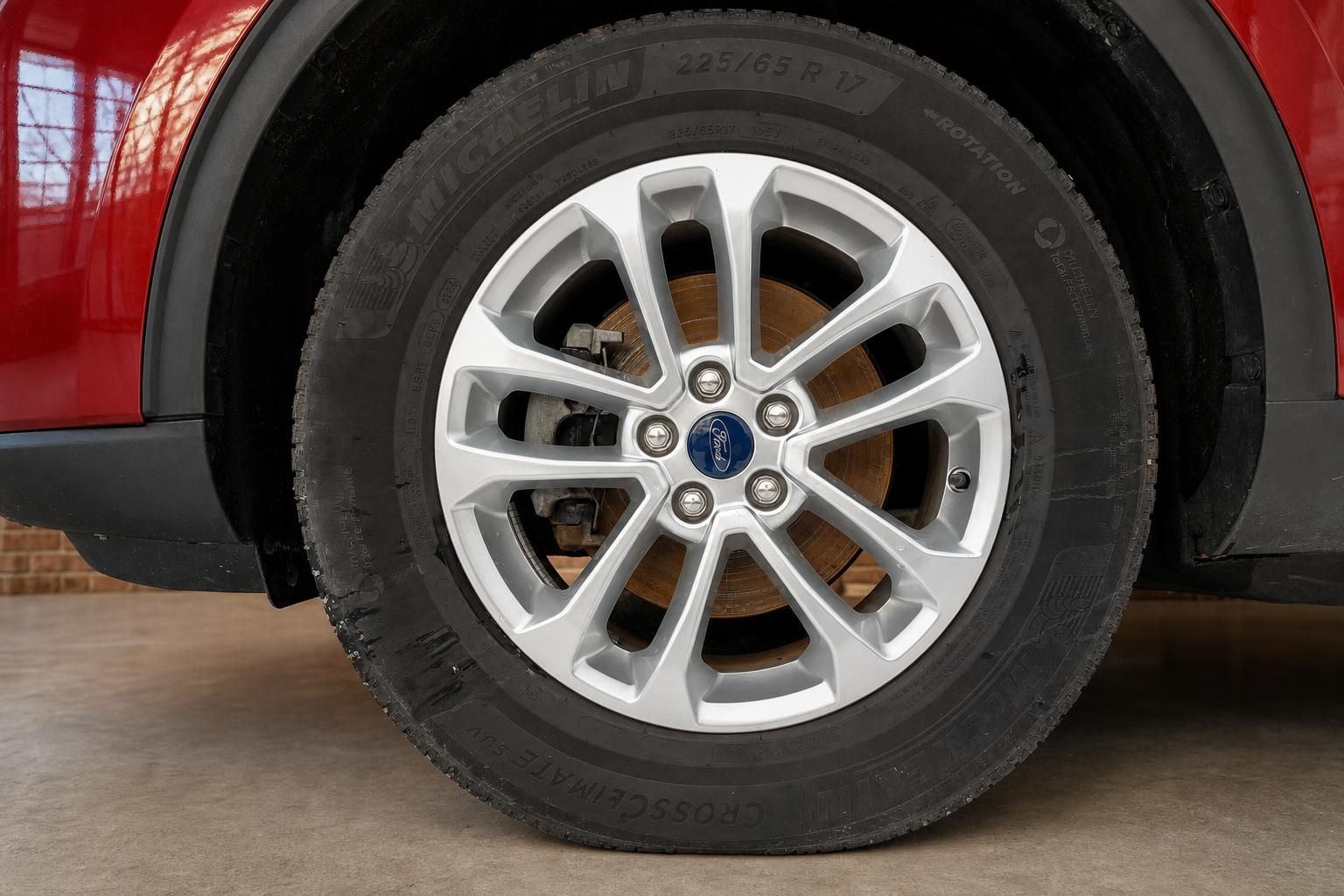 Ford Kuga Leichtmetallfelge mit Michelin Reifen im Detail fotografiert