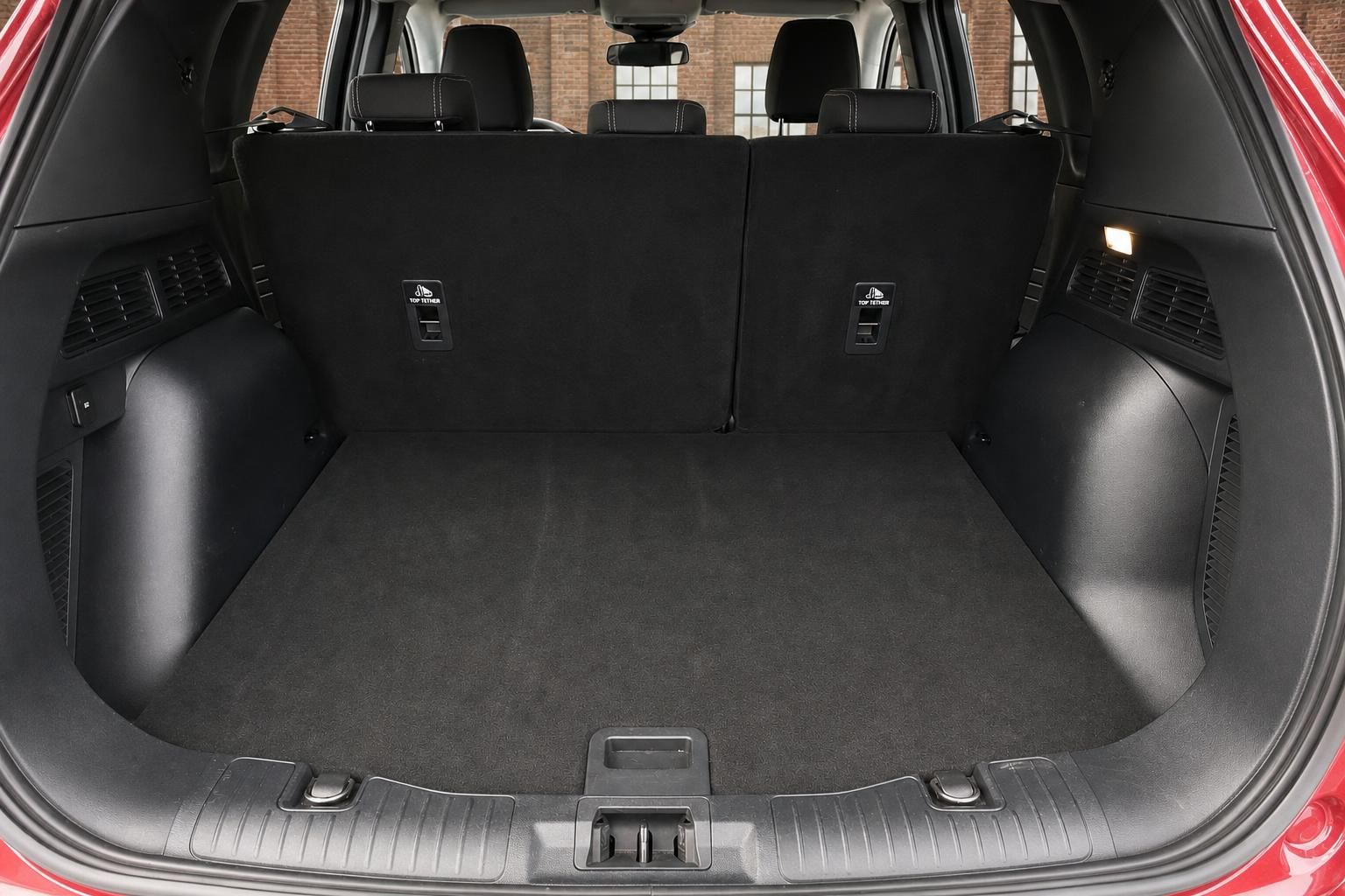 Ford Kuga Kofferraum leer mit umgeklappten Ruecksitzen und viel Stauraum