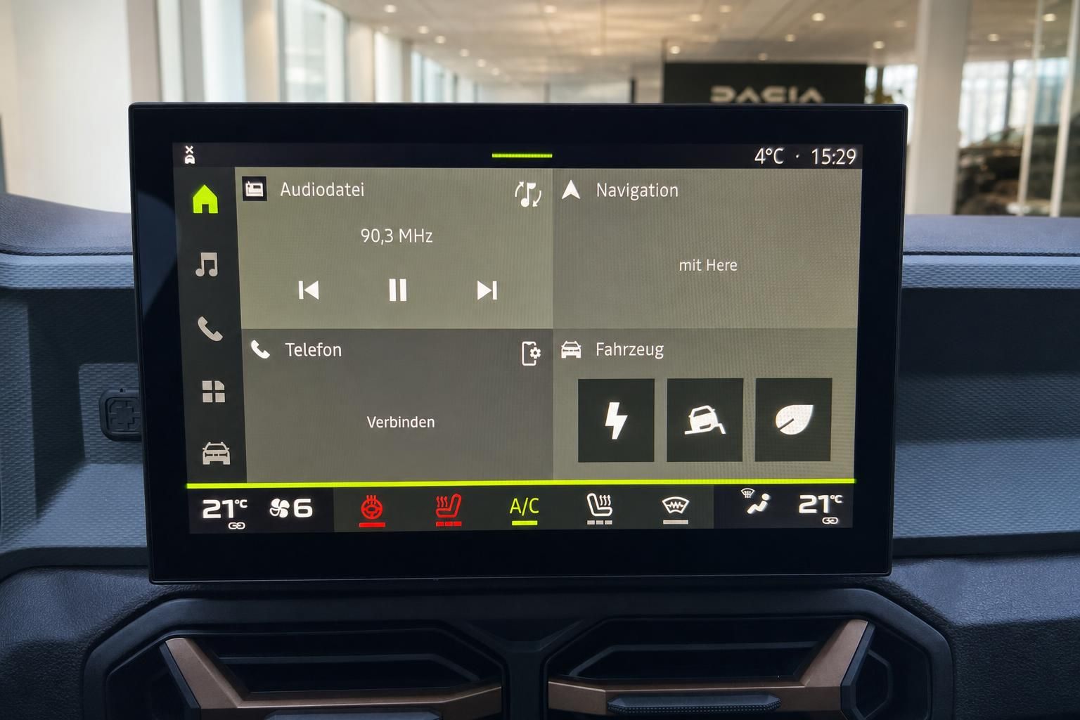 Infotainment Bildschirm Dacia mit Navigation und Klimabedienung