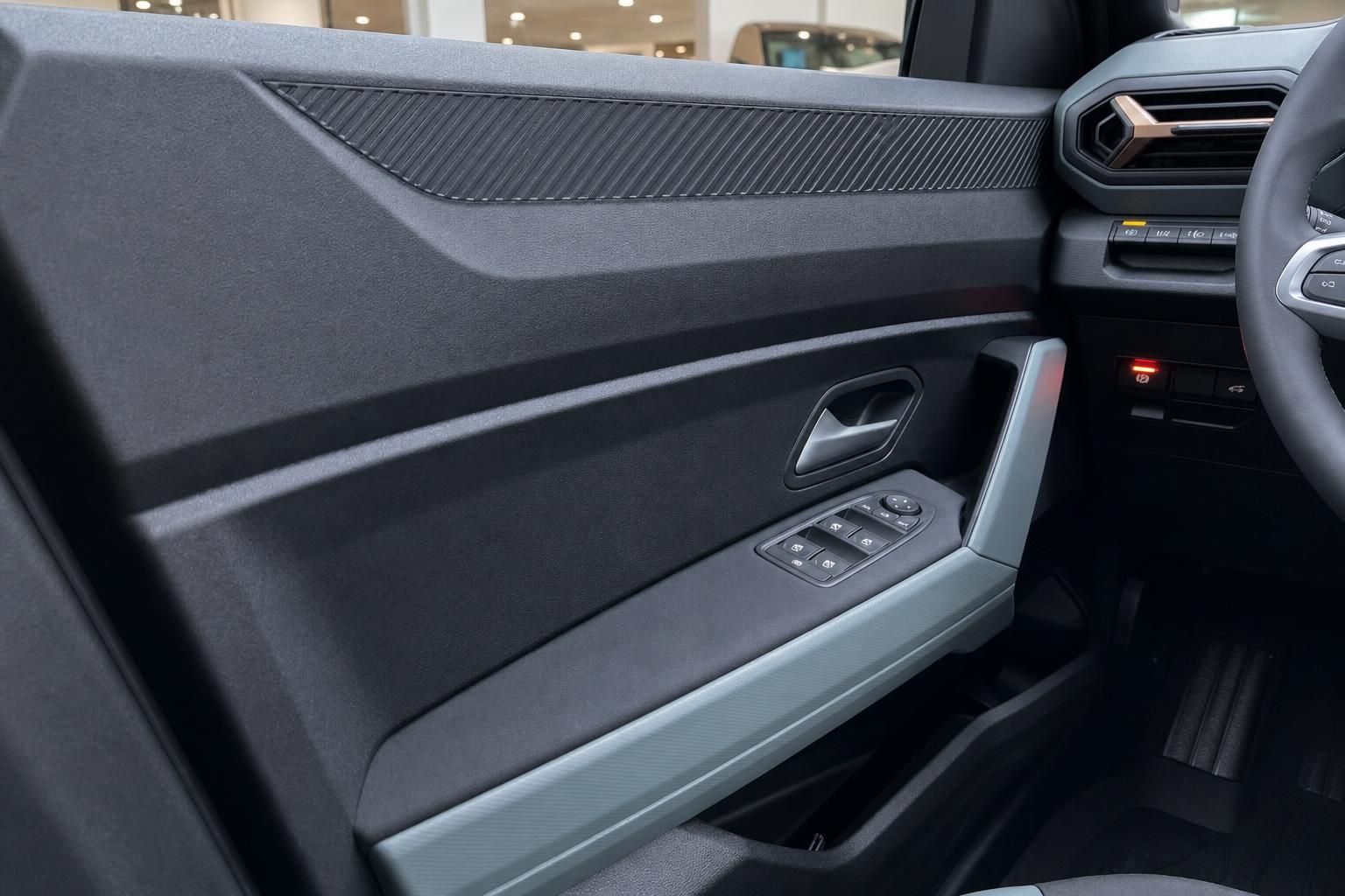 Türverkleidung Dacia mit Fensterheber und Lenkradbedienung Detail