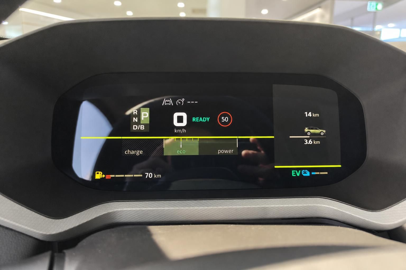 Digitales Kombiinstrument eines Hybrid-SUV mit Eco-Power-Anzeige