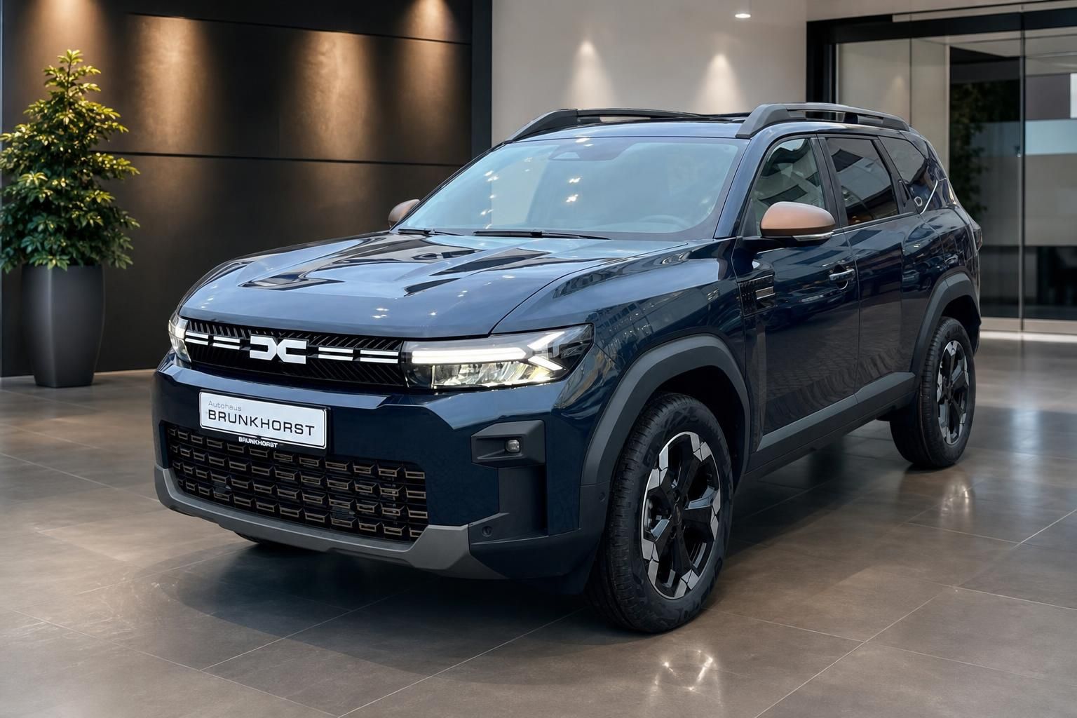 Dacia Bigster Hybrid dunkelblau Frontansicht seitlich im Showroom