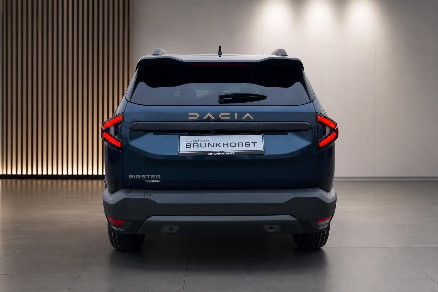 Dacia Bigster Hybrid dunkelblau Heckansicht in Autohaus-Ausstellung