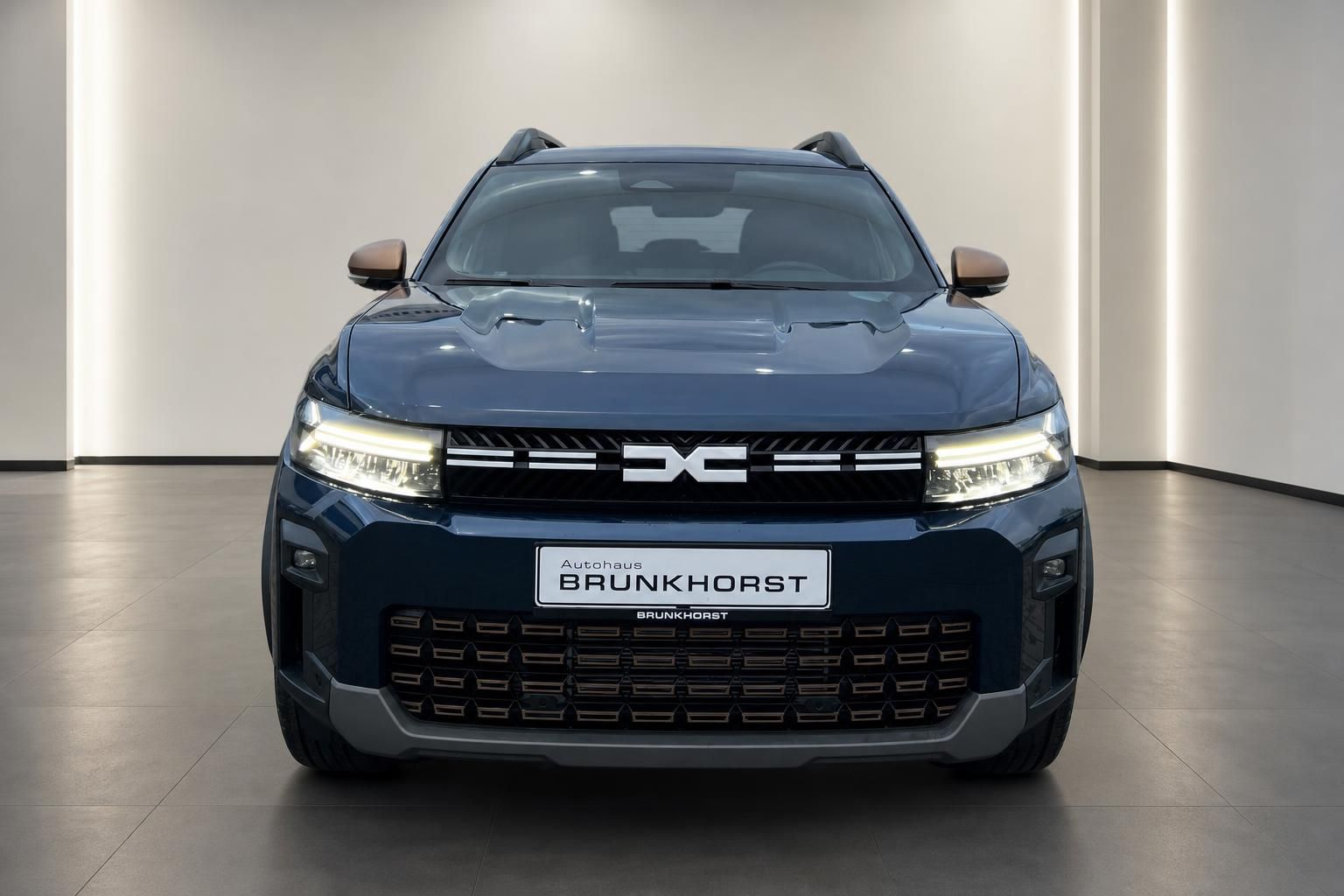 Dacia Bigster Hybrid dunkelblau Frontansicht mit LED-Scheinwerfern