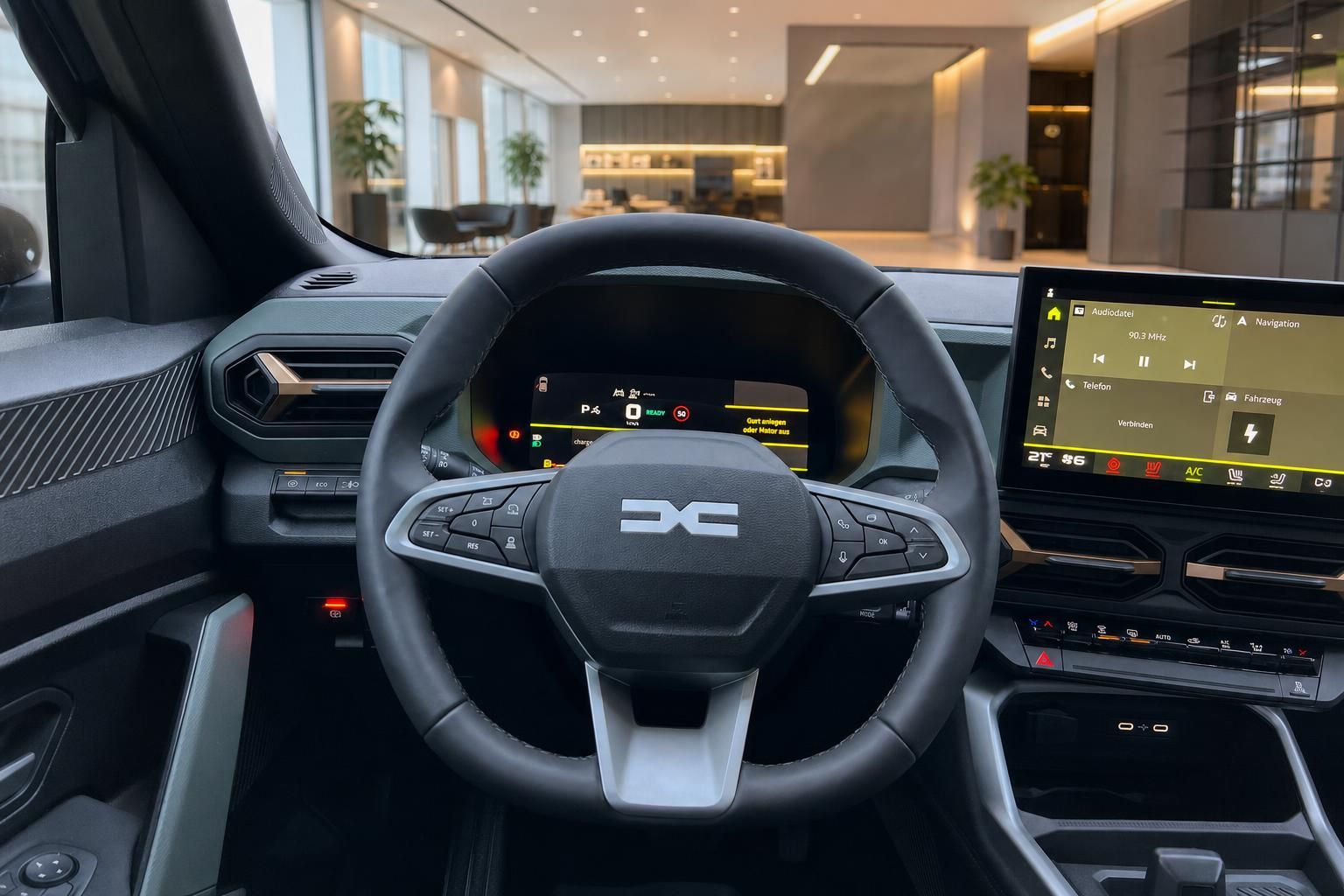 Dacia Cockpit mit Lenkrad und Infotainment-Display im Detail