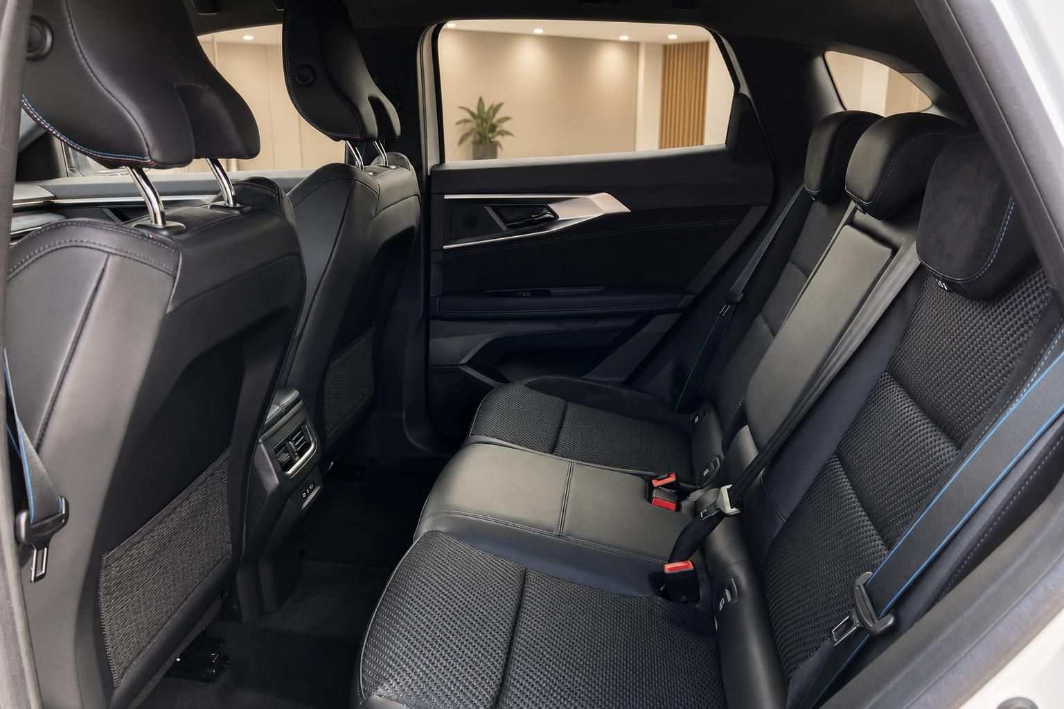 Renault Rücksitzbank mit schwarzem Leder und viel Platzangebot