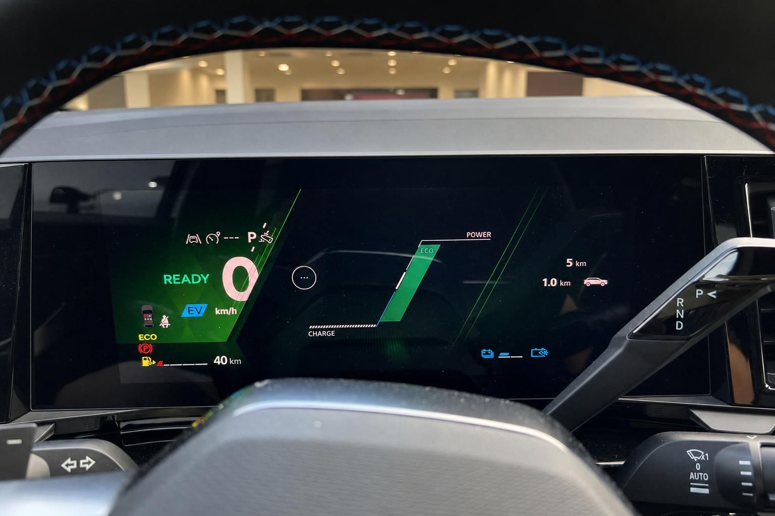 Digitales Cockpit mit Hybrid-Anzeige und Lenkrad im Fahrzeug