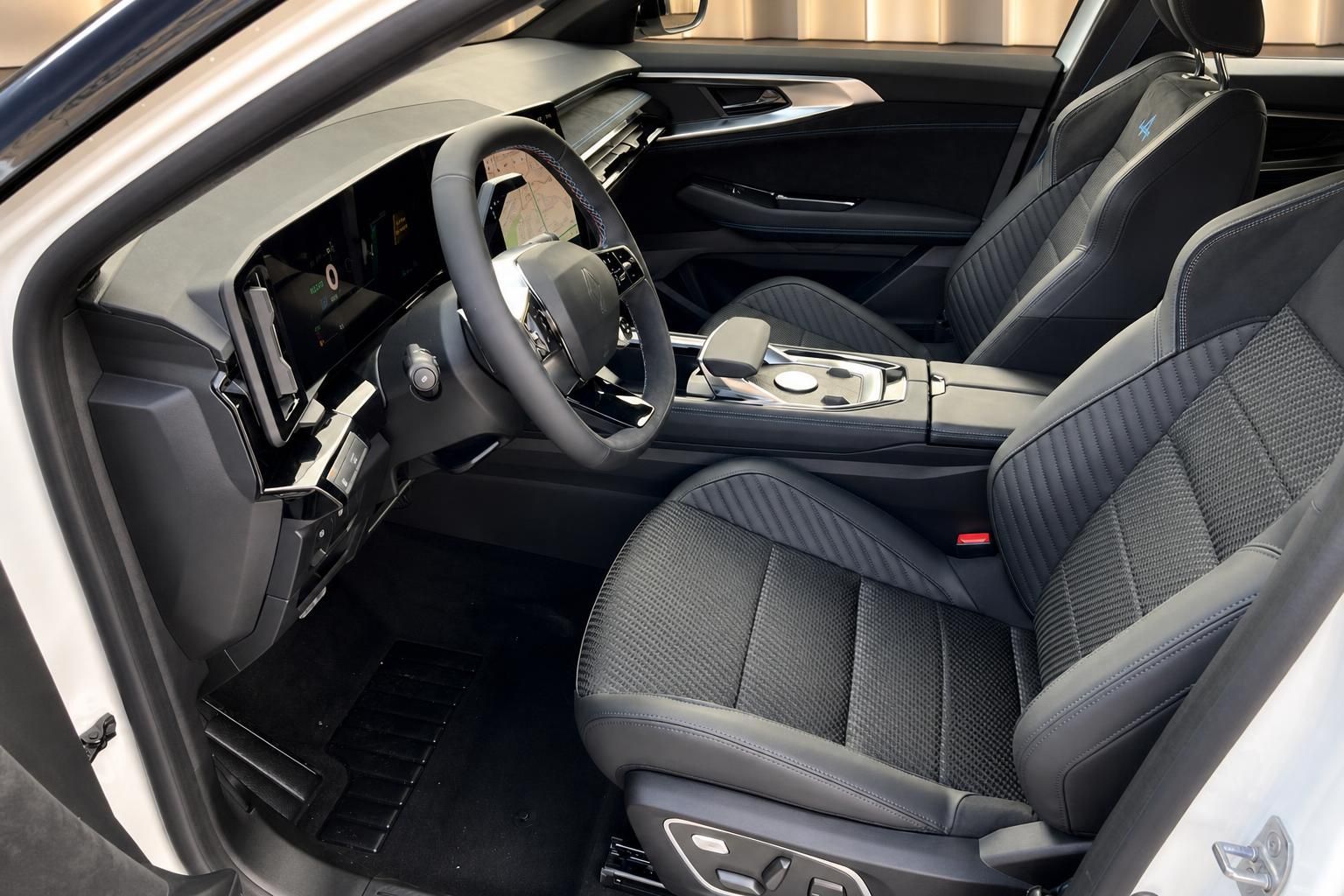 Renault Austral Innenraum mit Ledersitzen und digitalem Cockpit