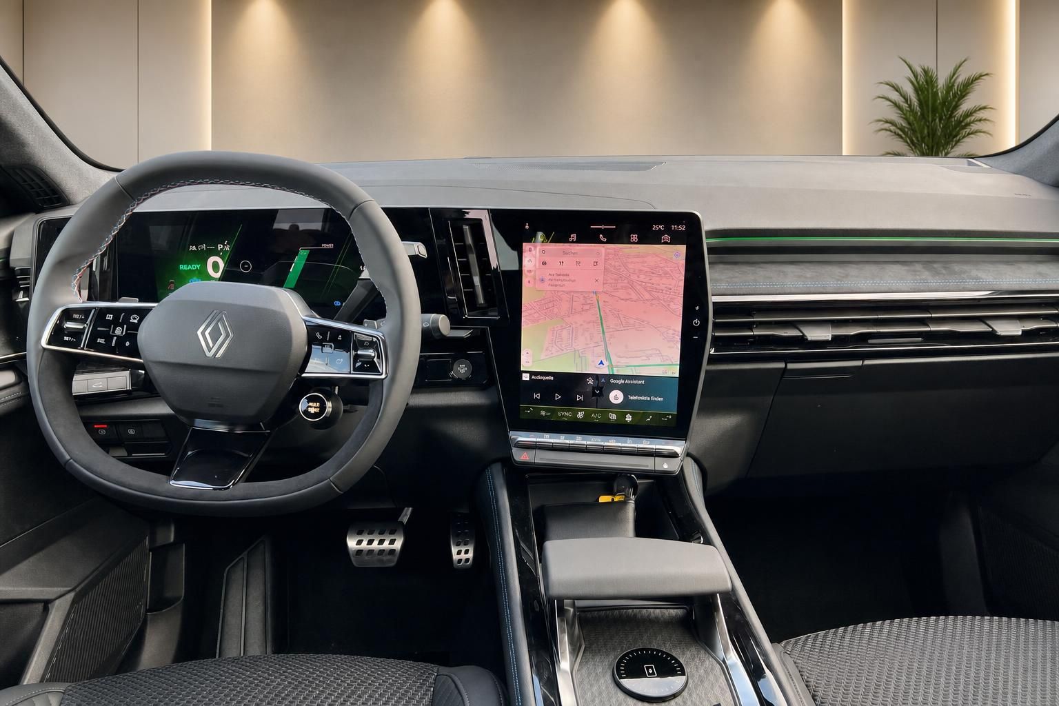 Renault Austral Cockpit mit Touchscreen Navigation und Lenkrad