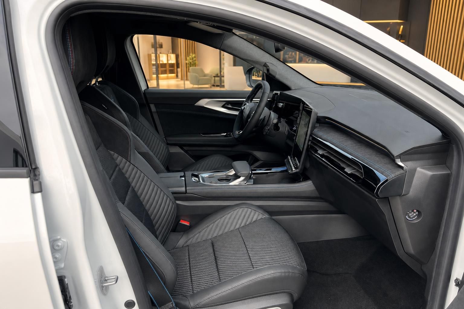 Renault Innenraum mit schwarzen Sportsitzen und Cockpit im Detail