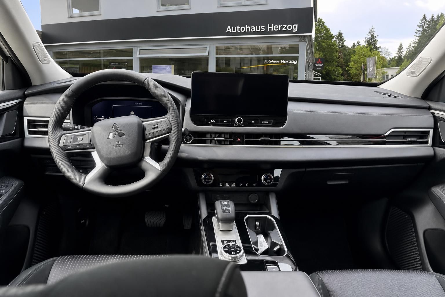 Mitsubishi Outlander Cockpit mit Lenkrad und Display