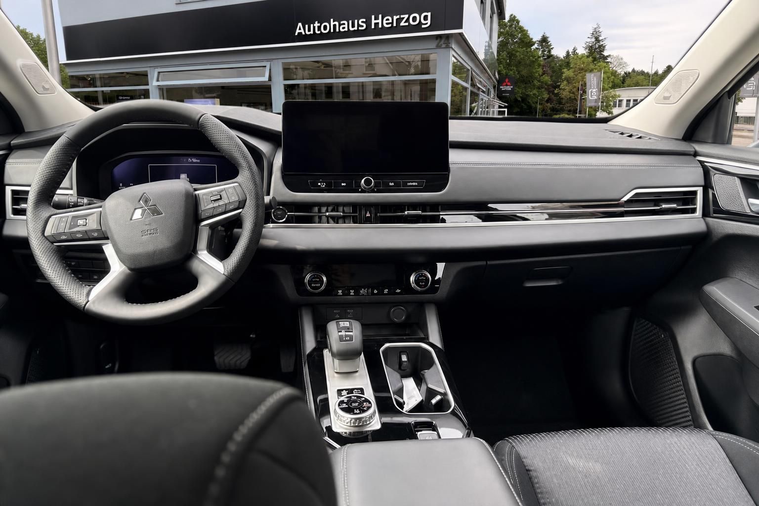 Mitsubishi Cockpit mit Lenkrad und Multimediadisplay beim Autohaus Herzog