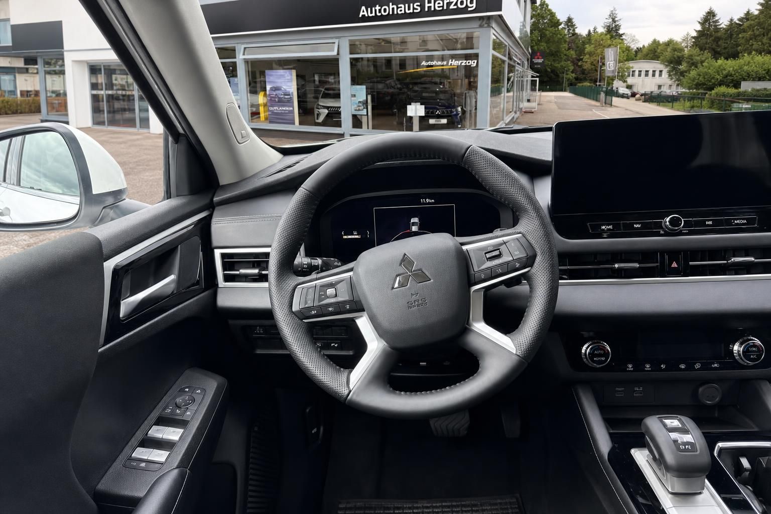 Mitsubishi Lenkrad und Armaturenbrett Detailansicht im Fahrzeuginnenraum