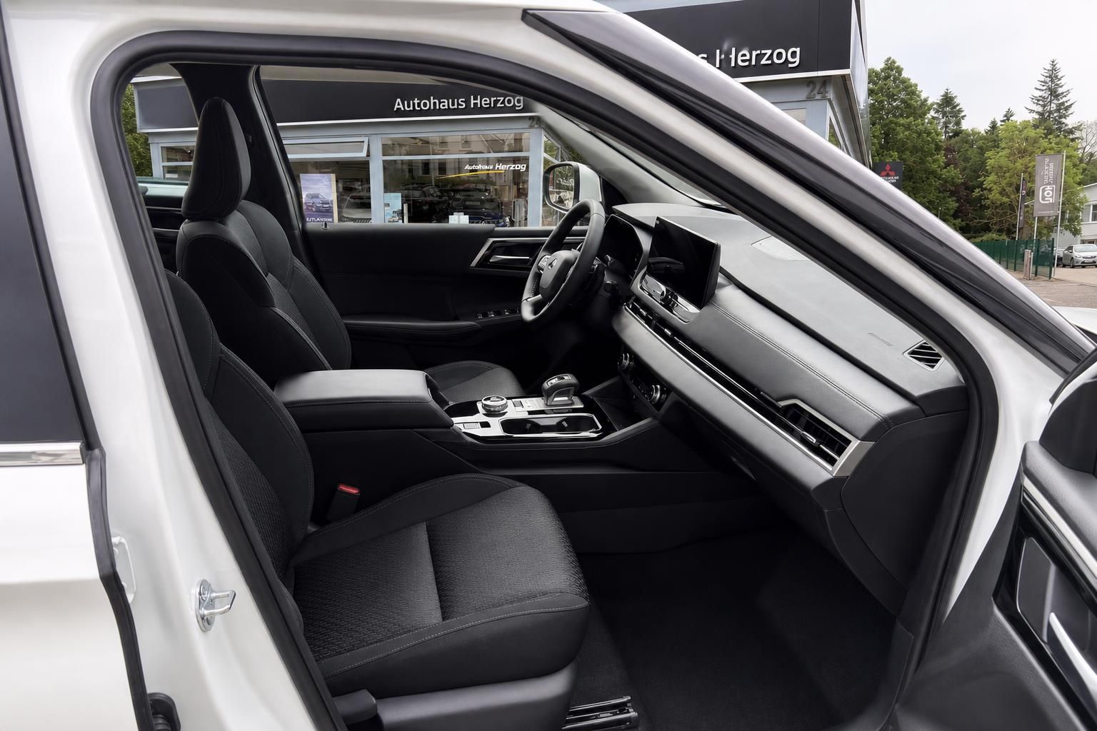 Mitsubishi Fahrerseite mit geöffneter Tür und Blick ins Cockpit