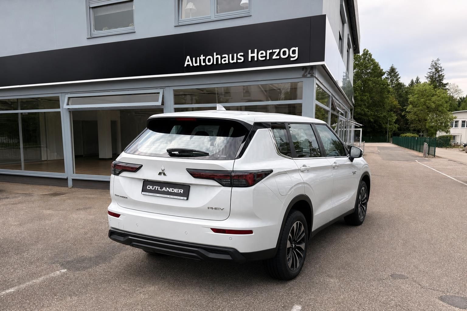 Mitsubishi Outlander PHEV weiß Heck seitlich Autohaus Herzog