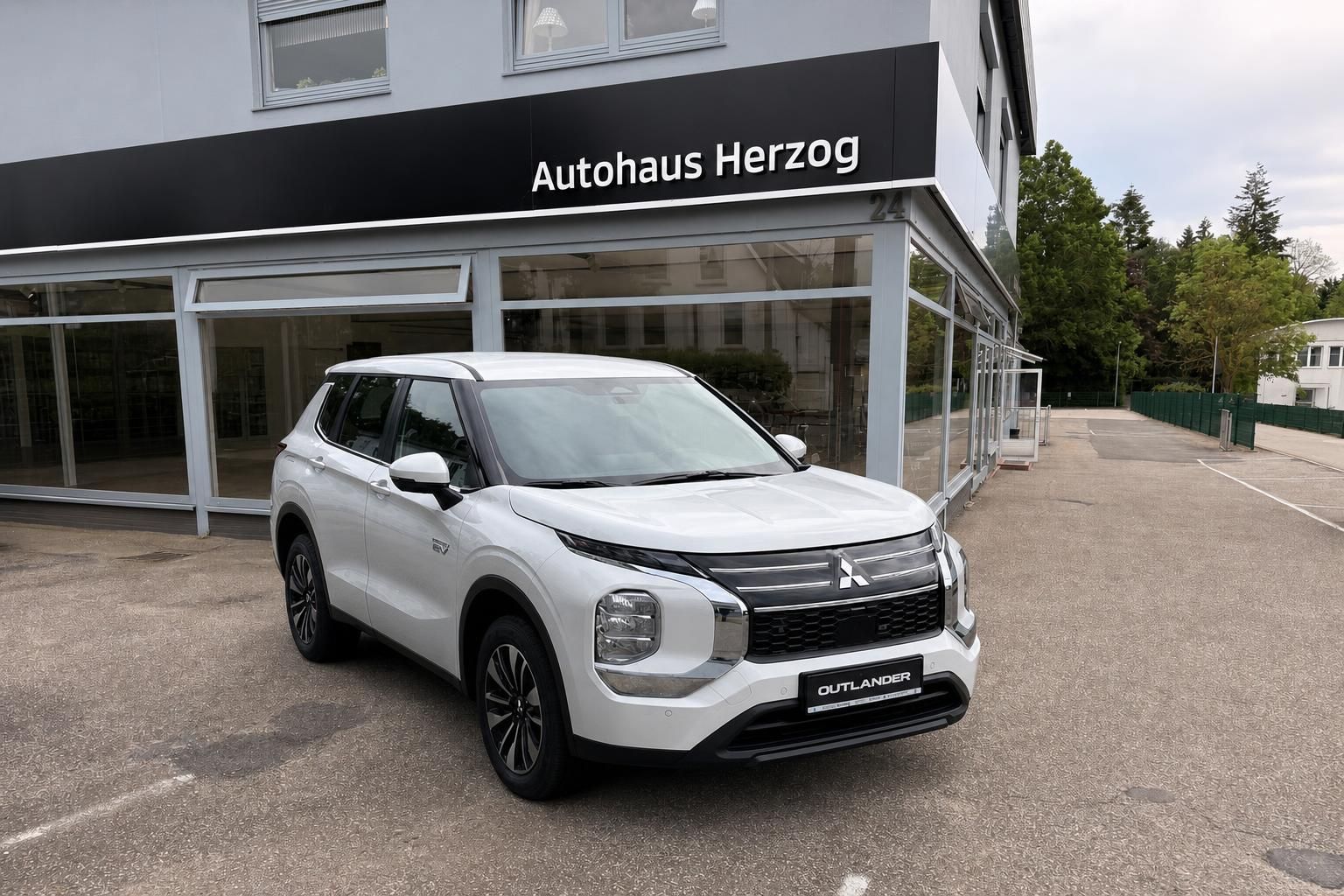 Mitsubishi Outlander weiß Frontansicht auf Händlerhof
