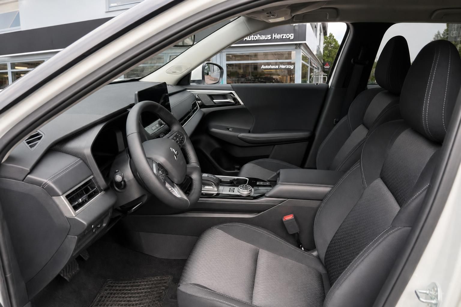 Mitsubishi Outlander Innenraum Vordersitze und Cockpit