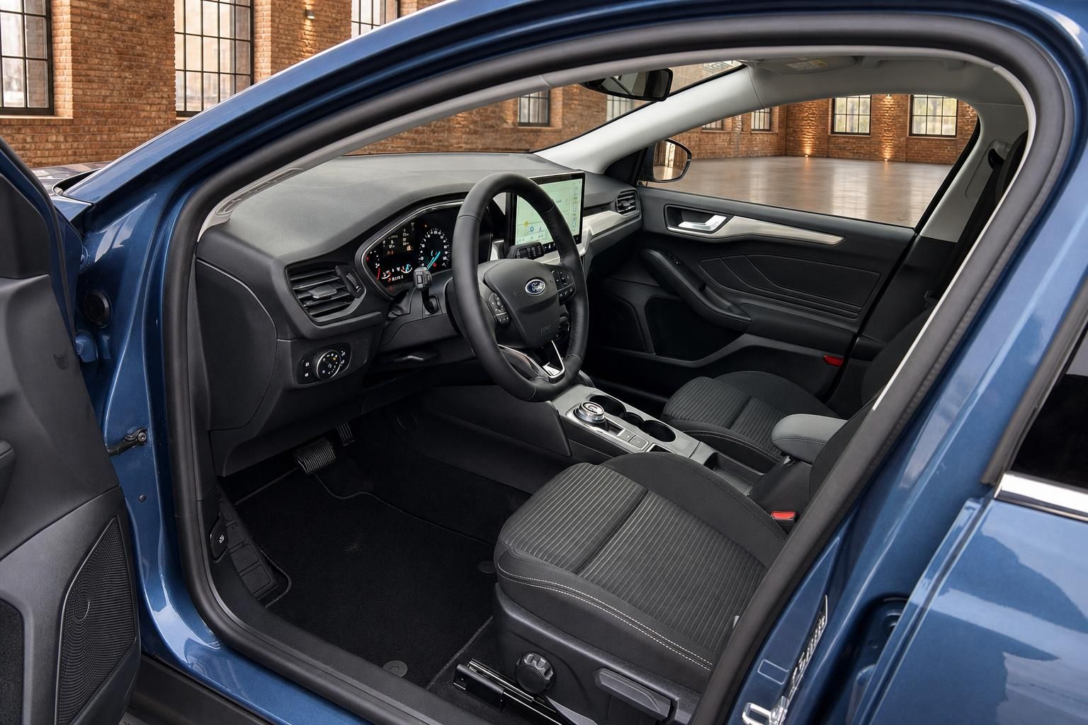 Ford Mondeo Innenraum mit Cockpit, Lenkrad und Sportsitzen in Schwarz