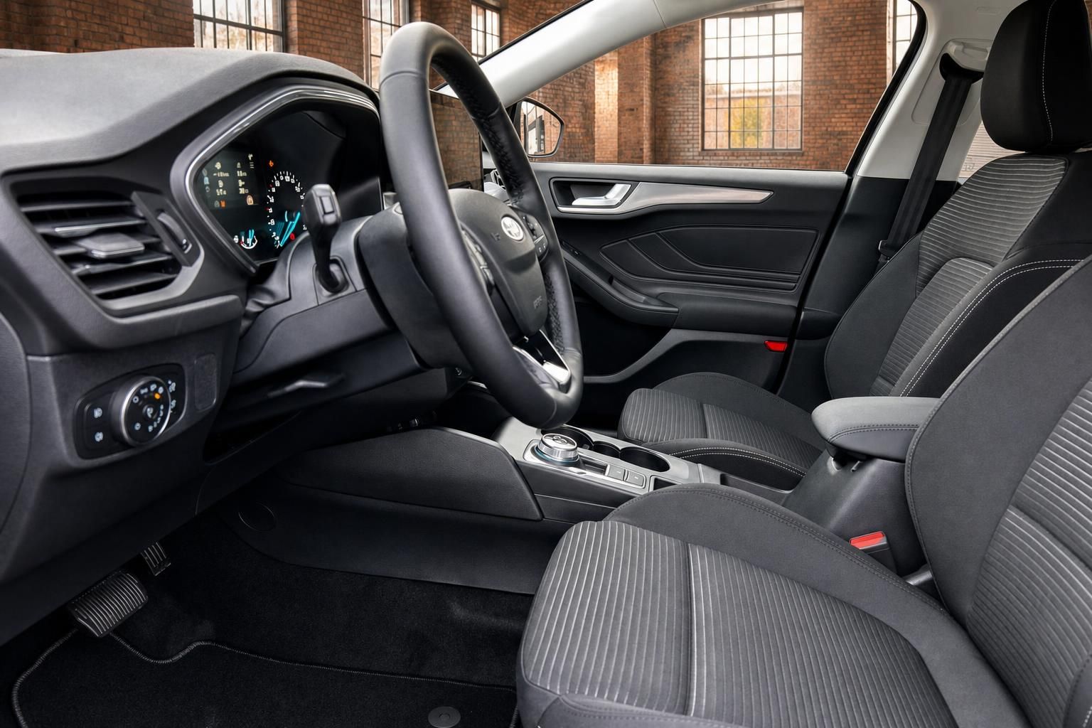 Ford Innenraum Vordersitze und Cockpit mit Lederlenkrad im Detail