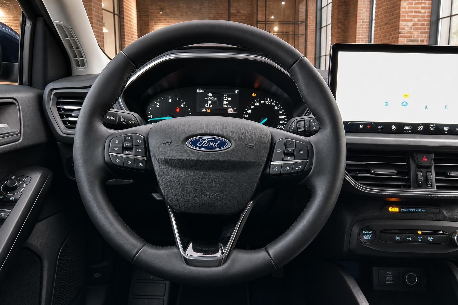 Ford Lenkrad mit Bedienelementen und Tacho Nahaufnahme Cockpit