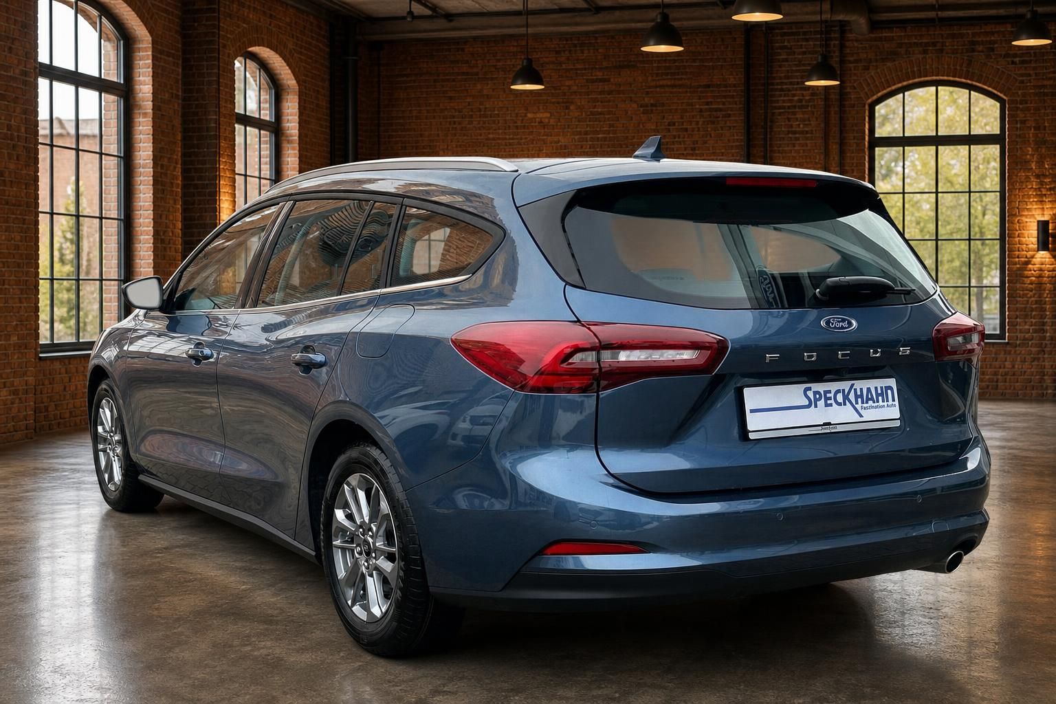 Ford Focus Turnier blau Heckansicht schraeg in Fabrikhalle