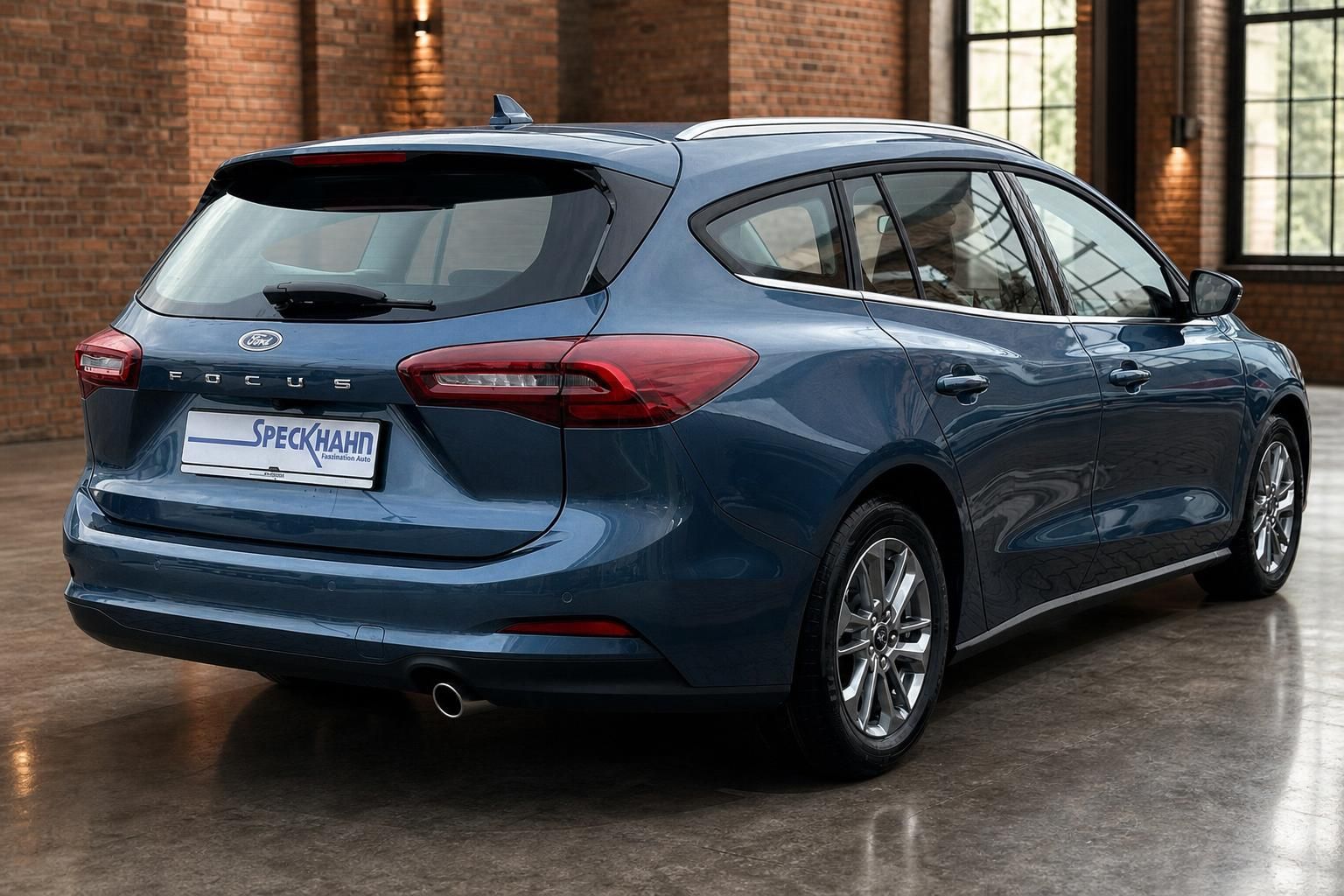 Ford Focus Turnier blau Heck- und Seitenansicht im Autohaus