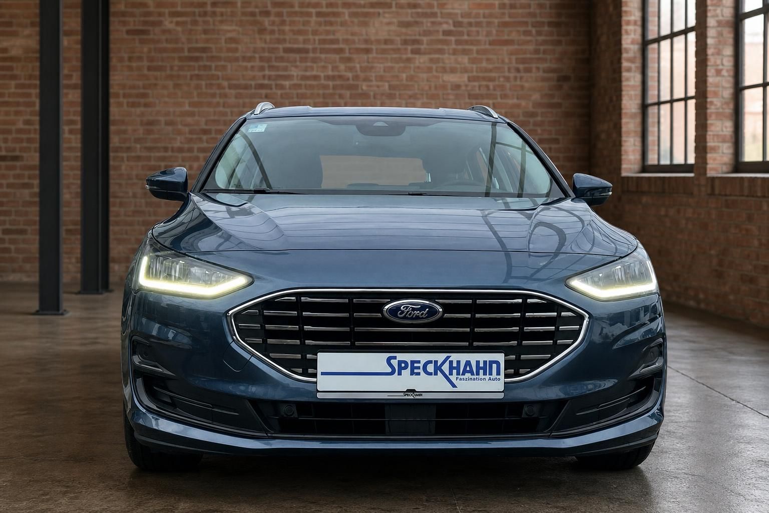 Ford Mondeo Kombi in Blau, Frontansicht mit LED-Scheinwerfern beim Autohaus Speckhahn