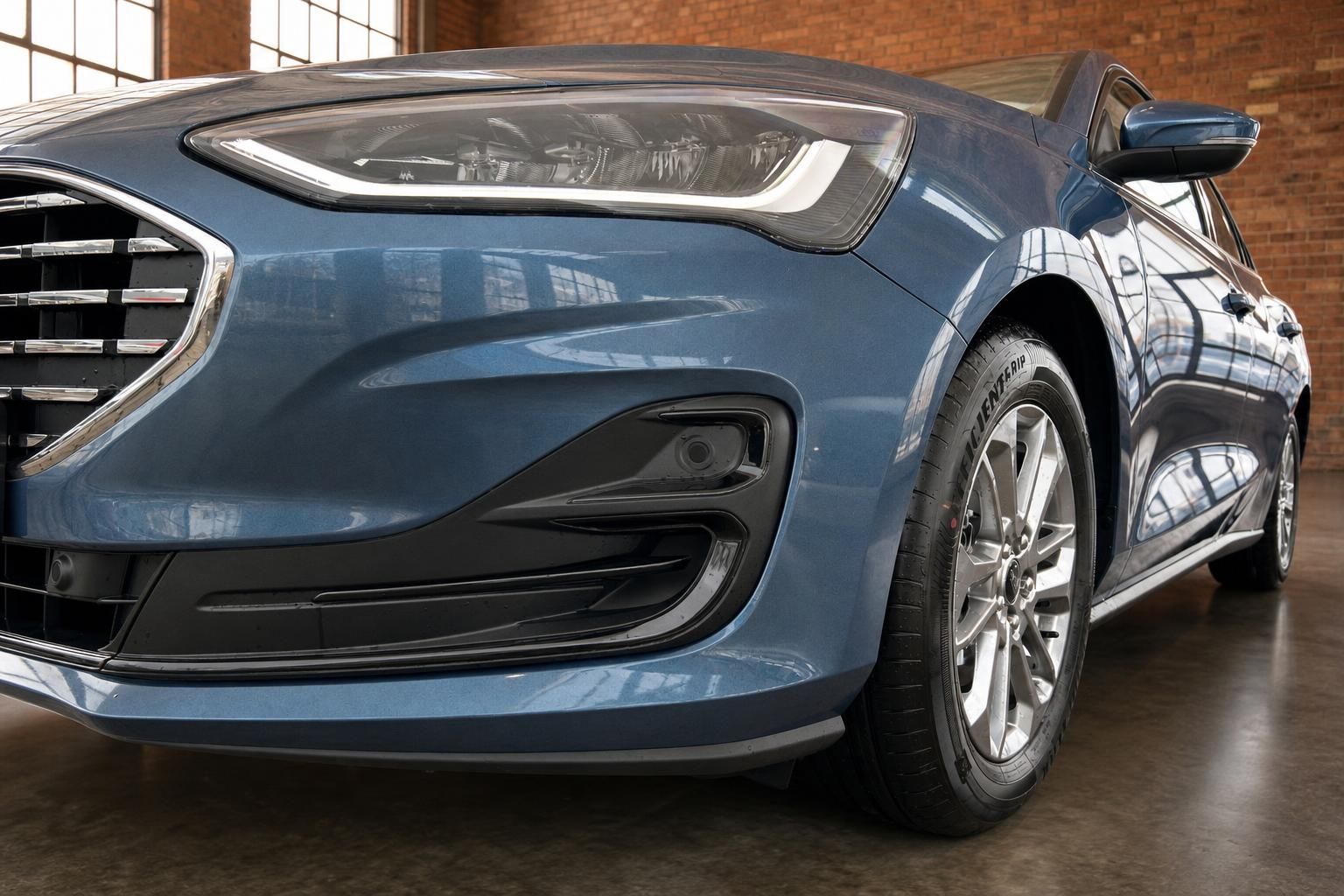 Ford Mondeo blau, Detailansicht Frontscheinwerfer und Felge von der Seite