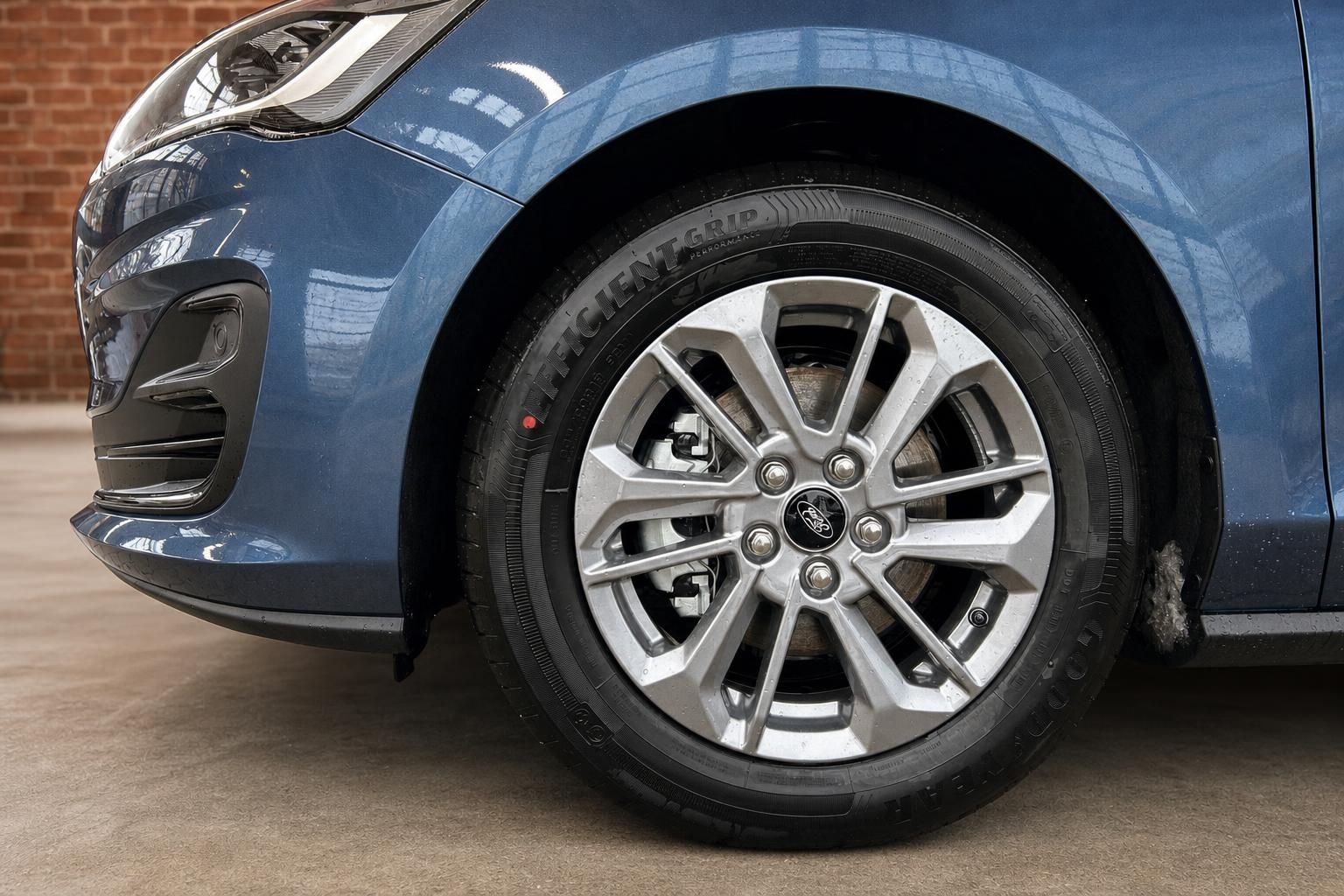 Ford Mondeo Detailansicht Leichtmetallfelge und Reifen in Blau