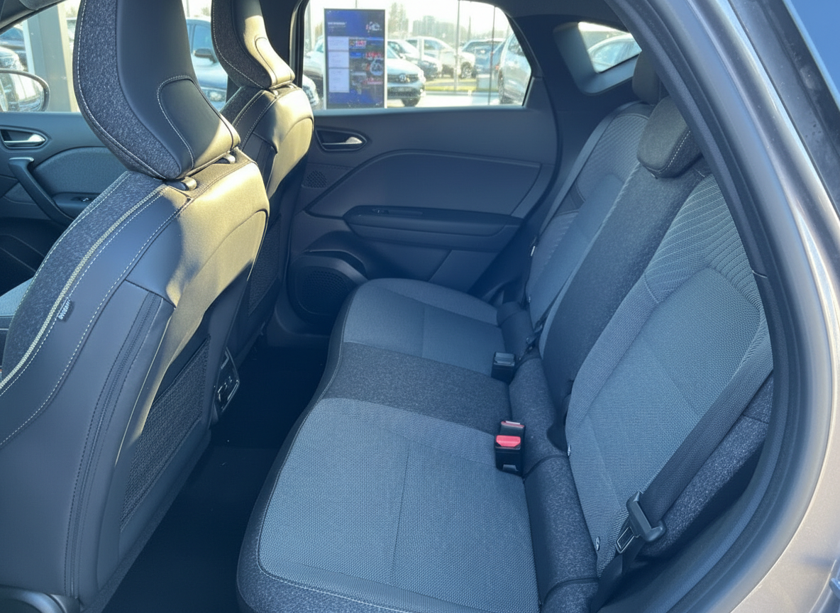 Fahrzeug Innenraum Rücksitzbank grau mit Sicherheitsgurten und schwarzen Vordersitzen