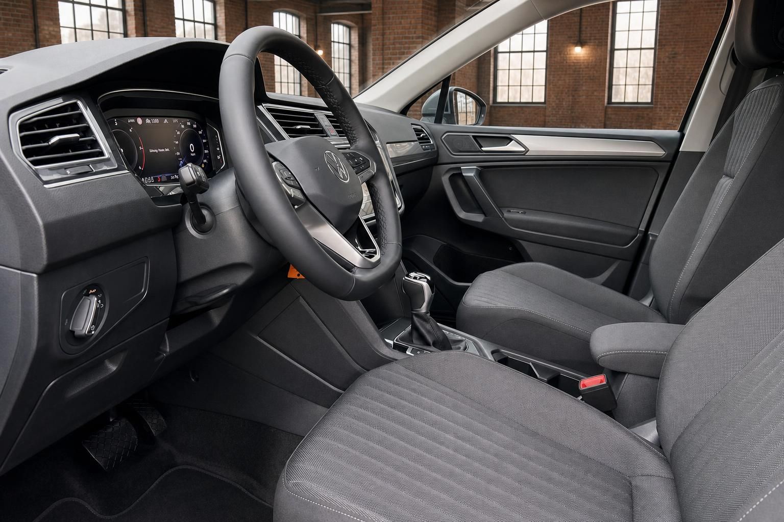 VW Tiguan Fahrerseite mit Lenkrad, Sitzen und Türverkleidung