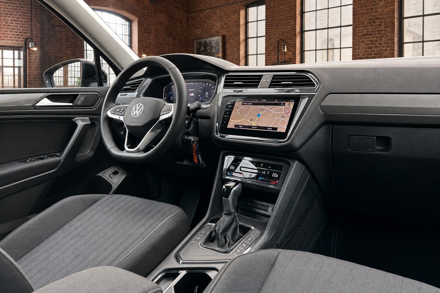 VW Tiguan Innenraum mit Lenkrad, Display und Mittelkonsole