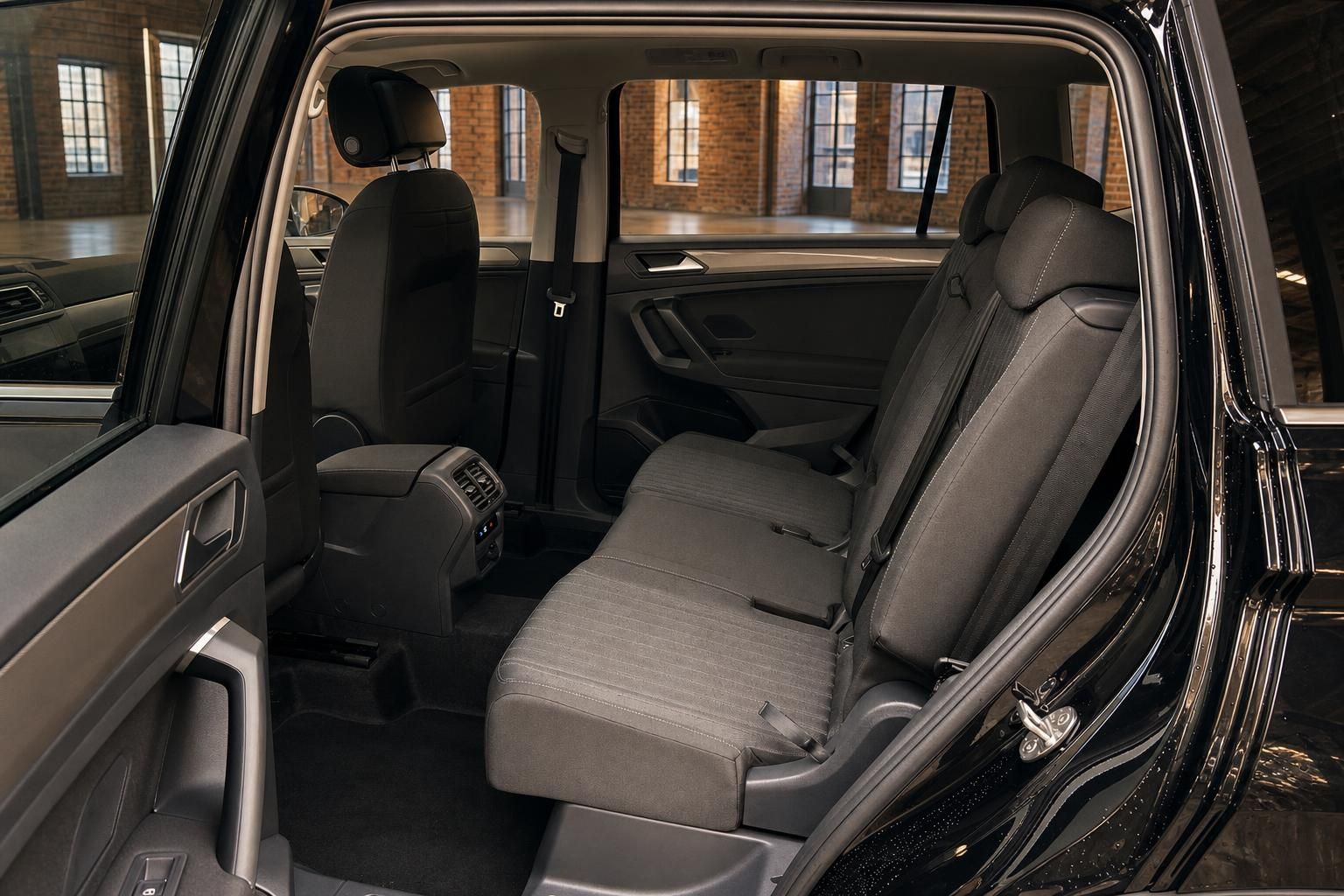 VW Tiguan Rücksitzbank mit umgeklappter Sitzfläche und Kopfstützen