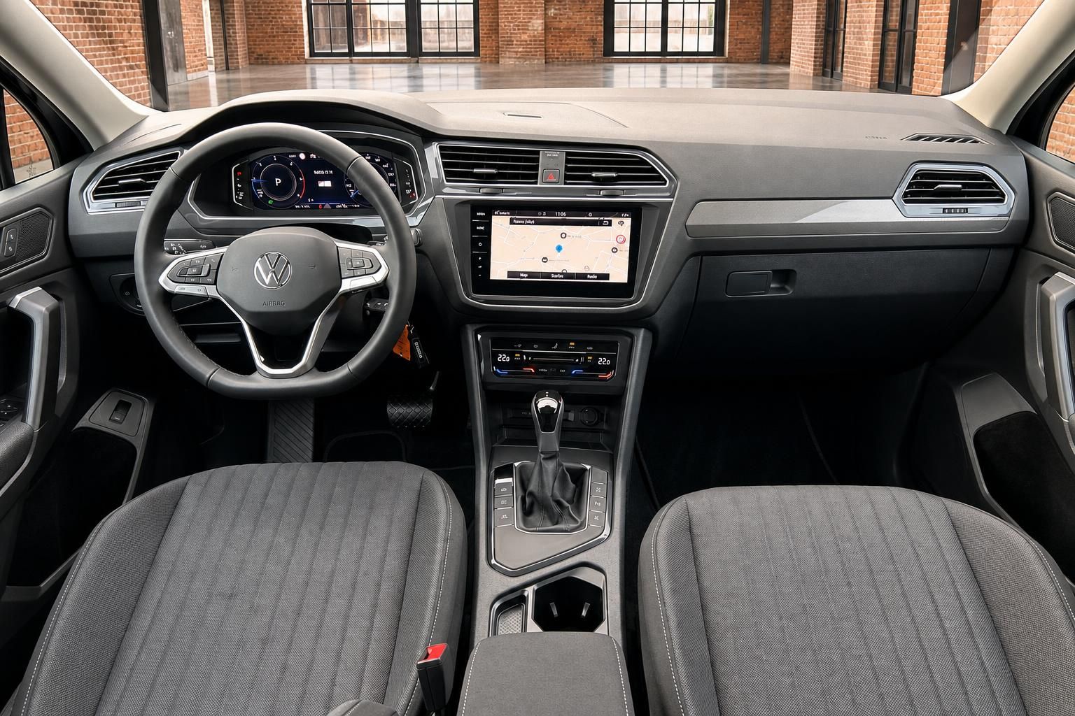 VW Tiguan Cockpit mit Lenkrad und Navigationssystem im Detail