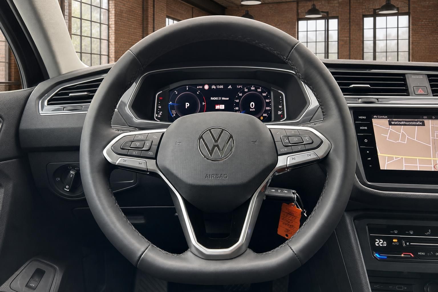 VW Tiguan Lenkrad Nahaufnahme mit Multifunktionstasten und Display