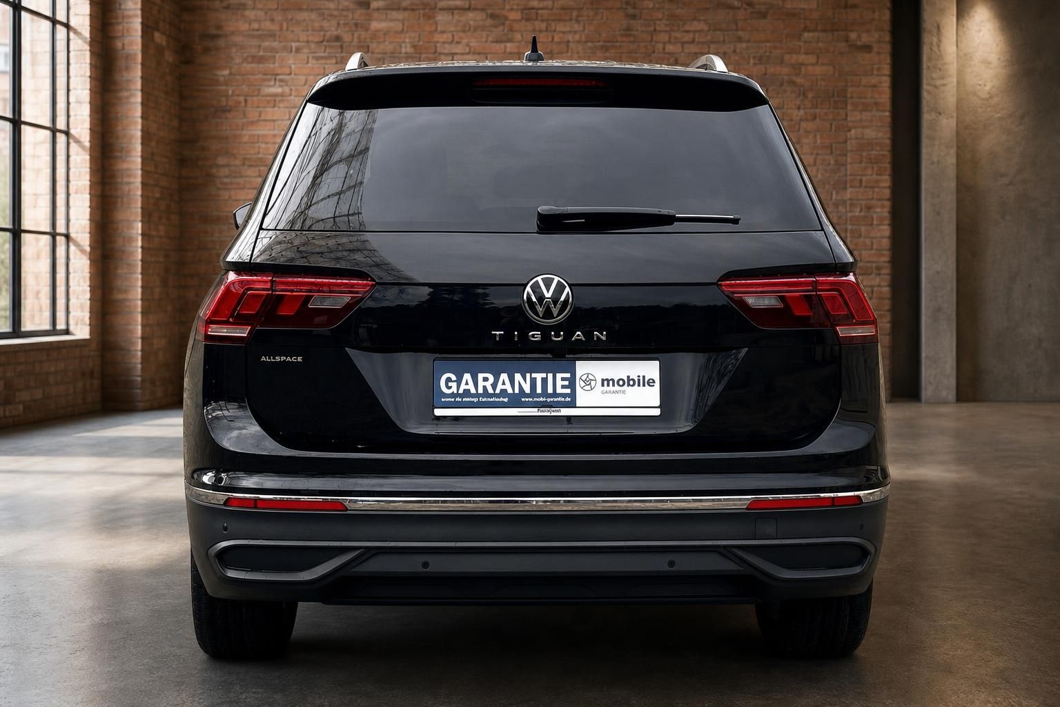 VW Tiguan Allspace schwarz Heckansicht frontal mit Kennzeichenhalter