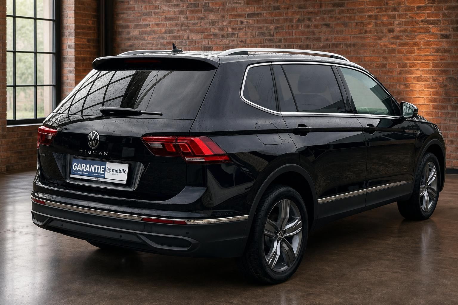 VW Tiguan Allspace schwarz Heckansicht in Loft-Halle mit Ziegelwand