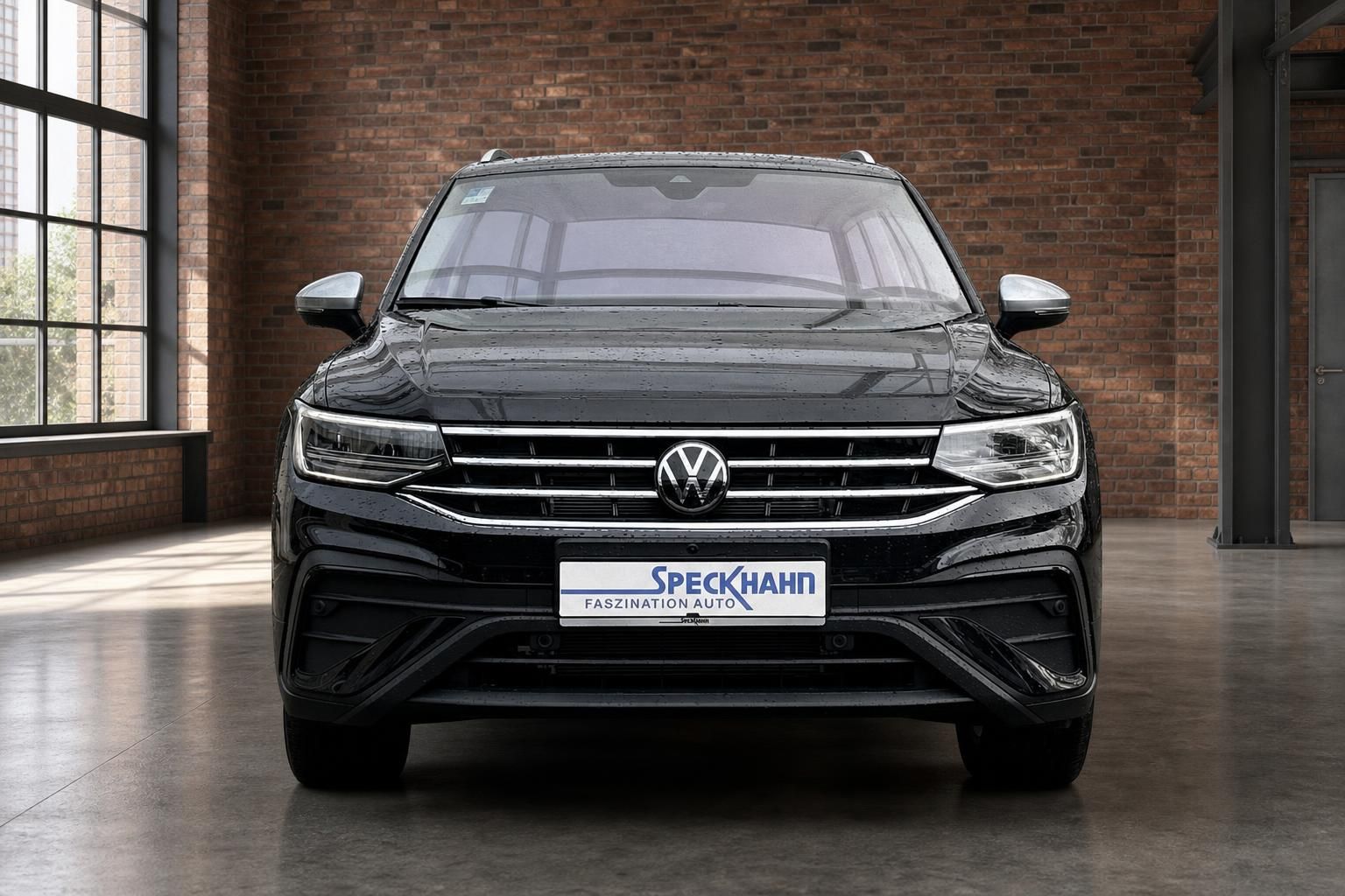 VW Tiguan schwarz Frontansicht im Autohaus Speckhahn