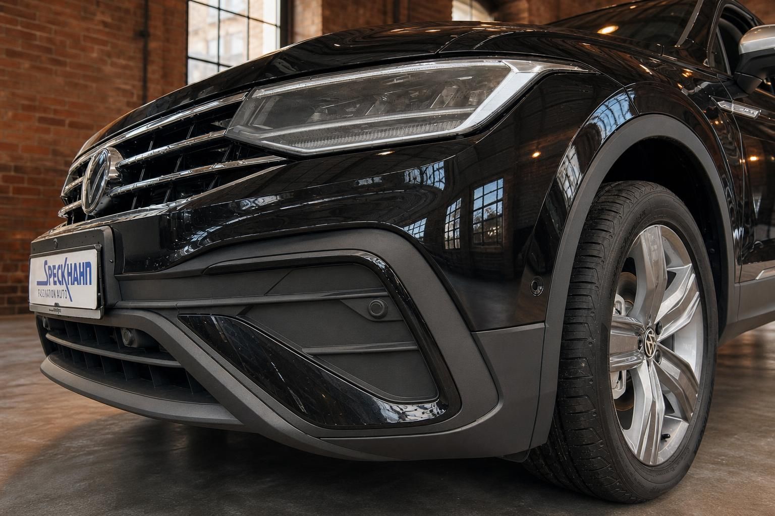 VW Tiguan schwarz Frontstossstange und Felge Detail