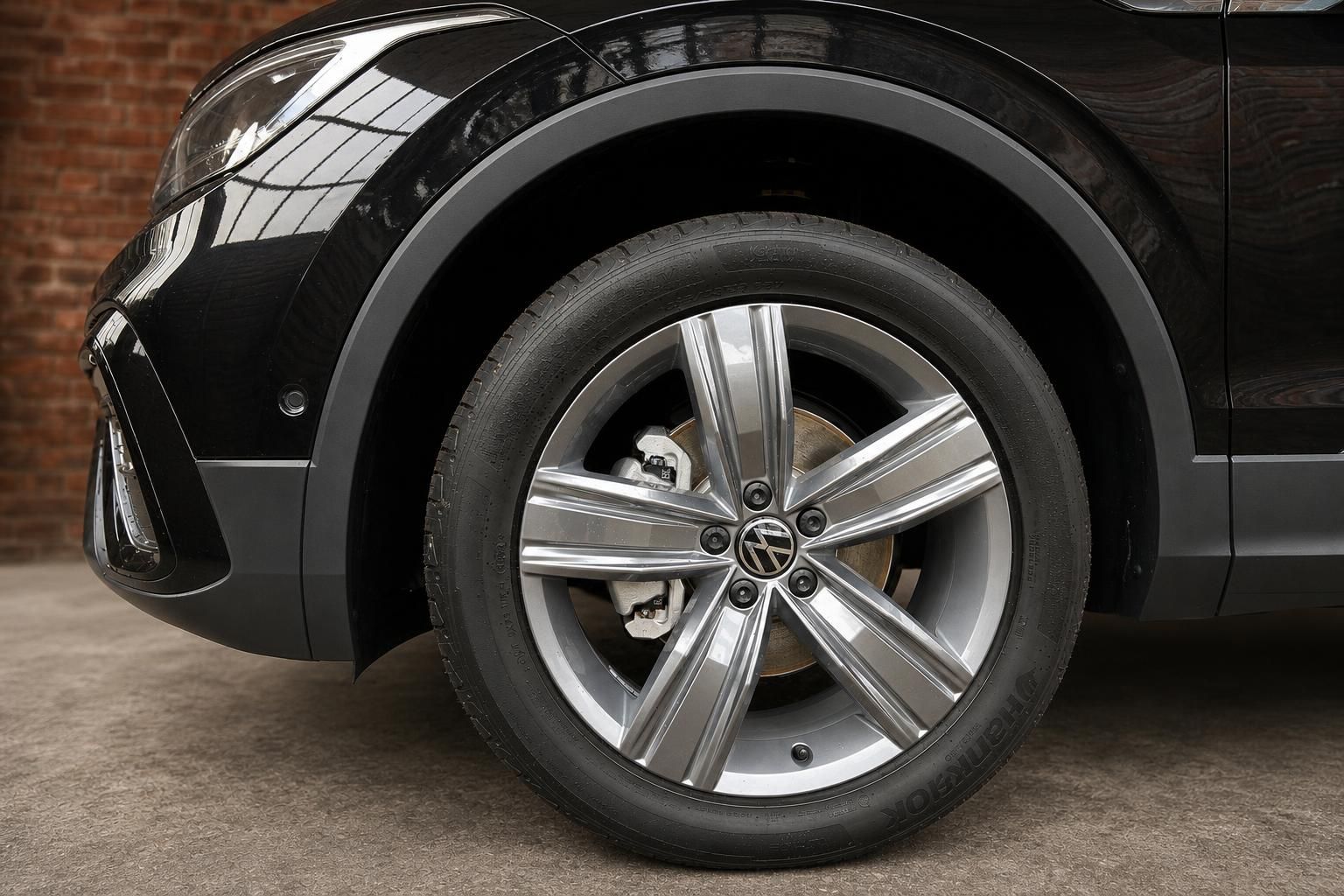 VW SUV schwarz Detailansicht Felge und Bremssattel