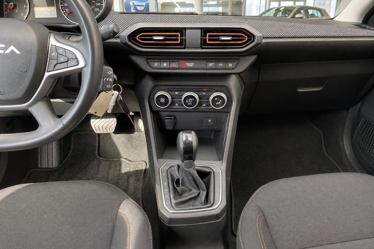 Dacia Innenraum Mittelkonsole mit Automatikschaltung und Klimabedienung