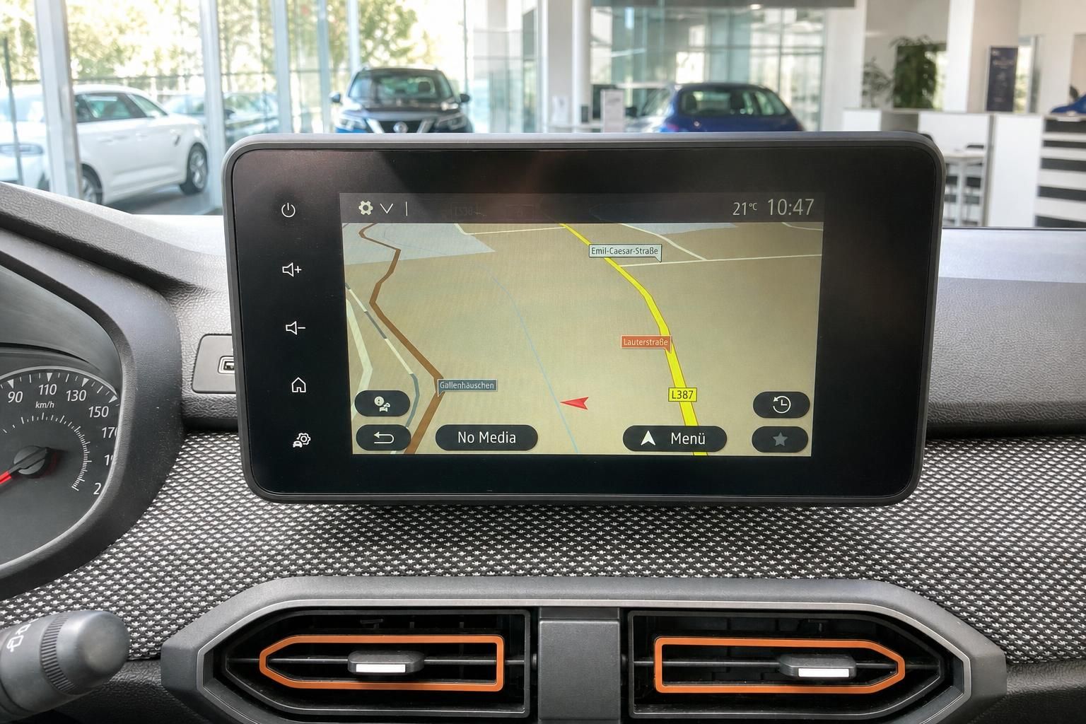 Navigationssystem und Klimabedienung im Fahrzeug-Cockpit