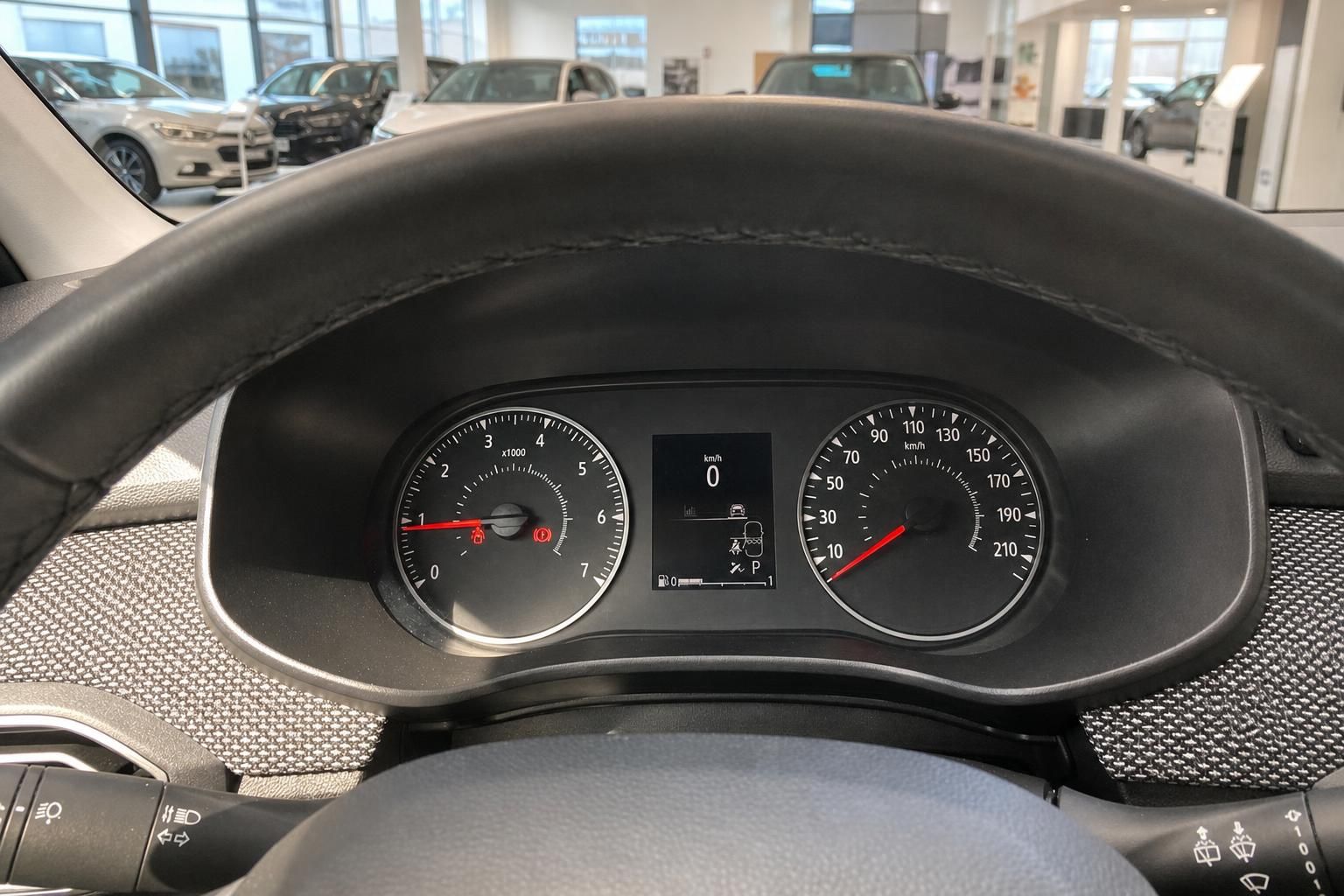 Tacho und Drehzahlmesser im Cockpit des Fahrzeugs