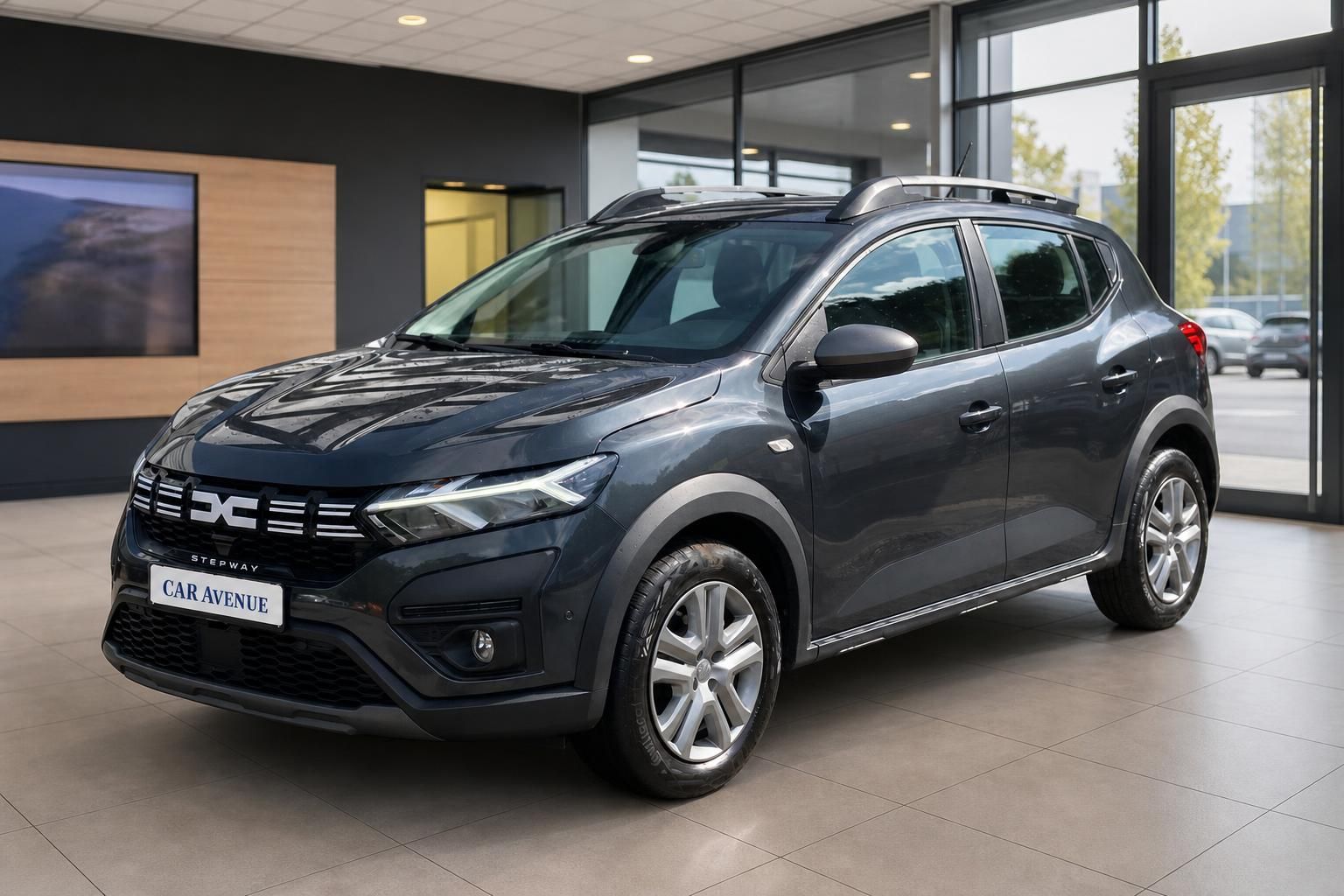 Dacia Sandero Stepway grau, Frontansicht seitlich im Showroom