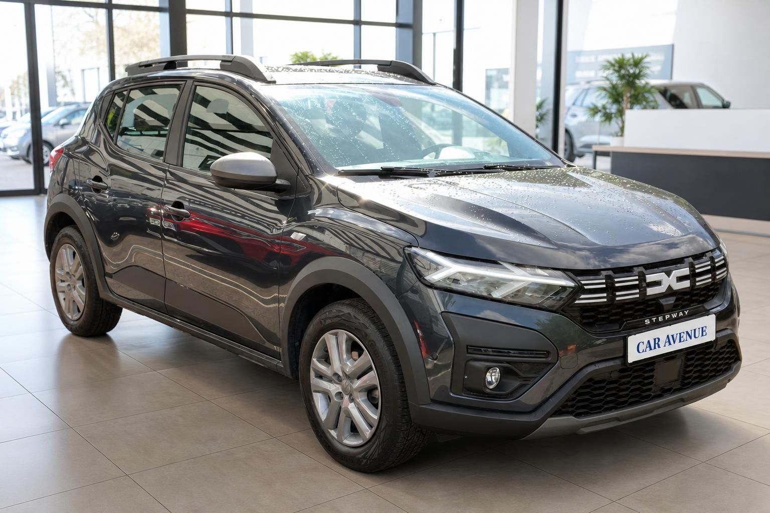 Dacia Sandero Stepway in Schwarz, Frontansicht im Autohaus