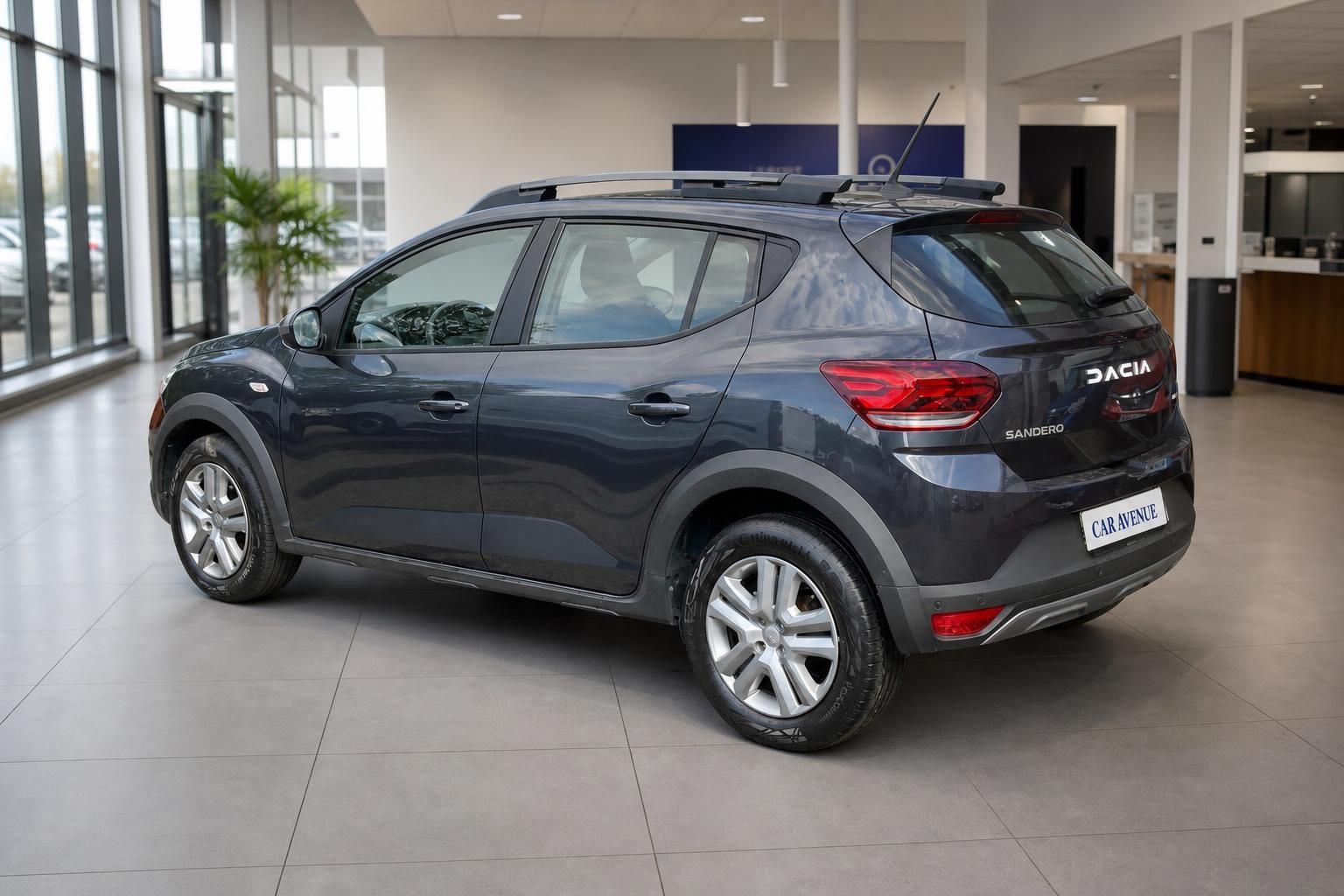 Dacia Sandero Stepway in Grau, Heckansicht im Autohaus