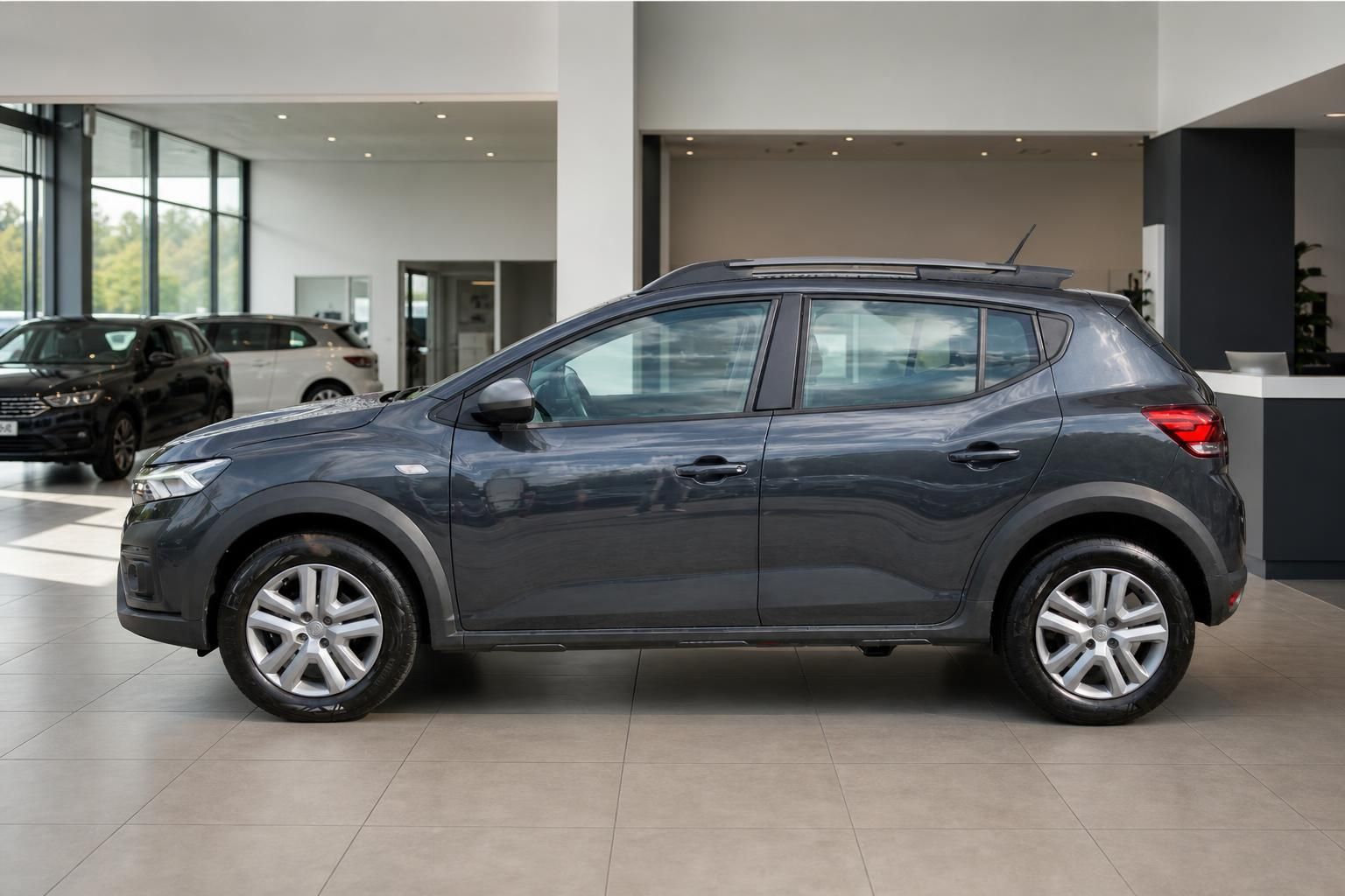 Dacia Sandero Stepway grau, Seitenansicht im Showroom