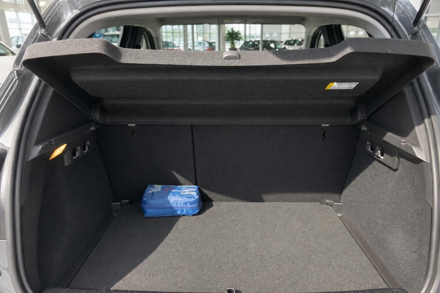 Dacia Kofferraum leer mit geöffneter Heckklappe und Verbandtasche