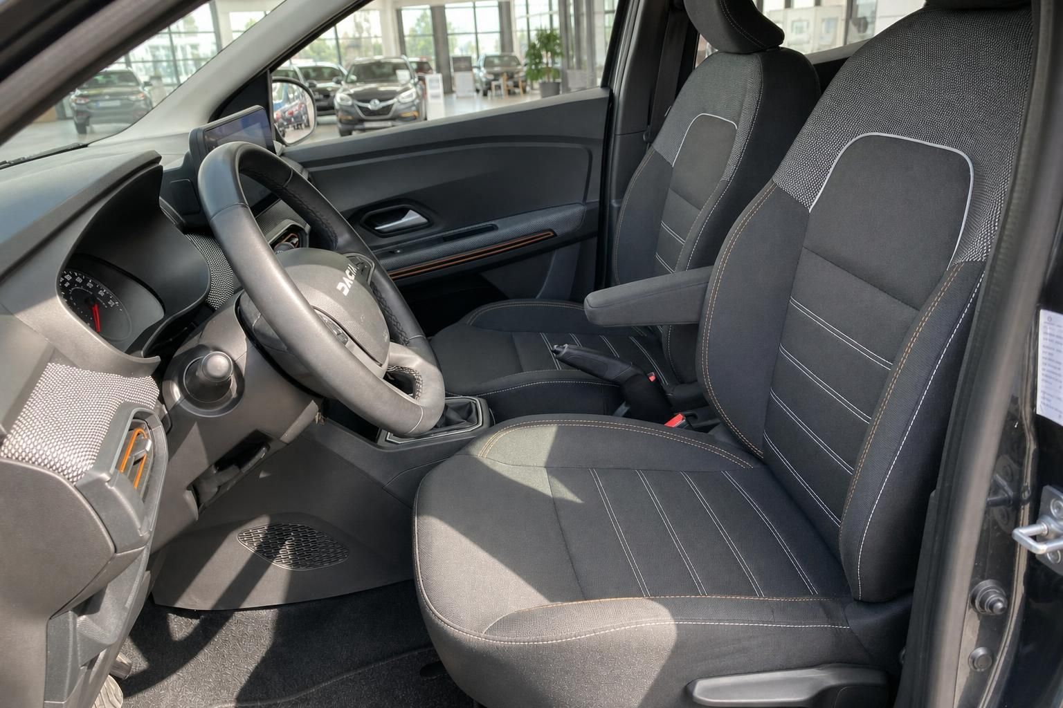 Dacia Vordersitze mit Stoffbezug und Blick auf Lenkrad und Cockpit