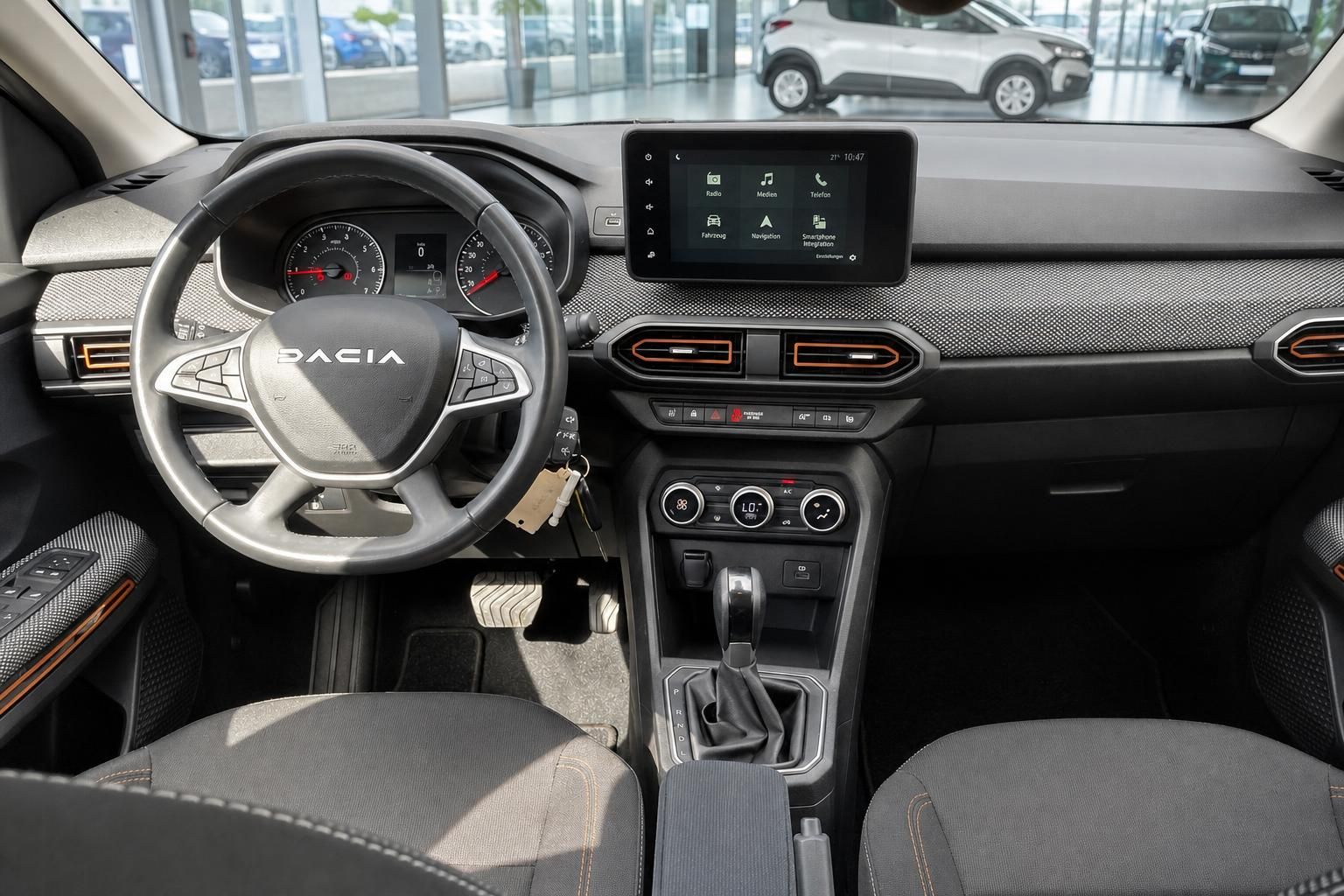 Dacia Cockpit mit Lenkrad, Touchscreen und Armaturenbrett im Detail